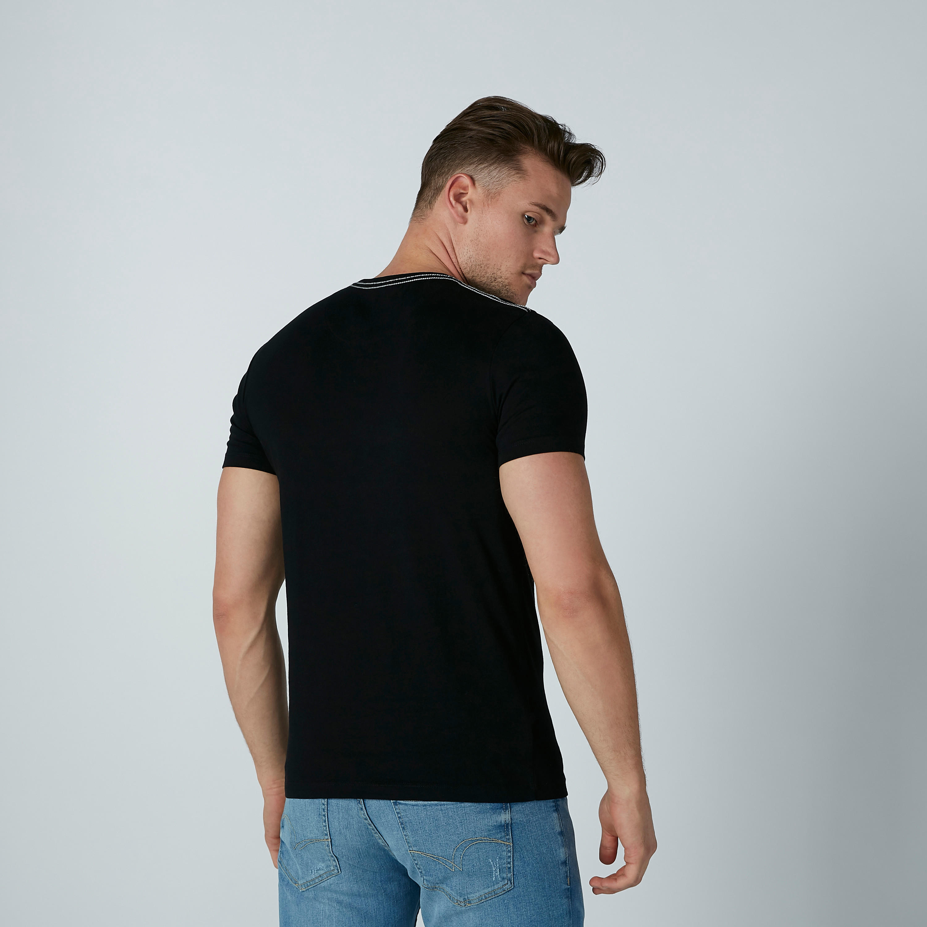 تيشيرت بياقة ضيّقة وطبعات بيينج هيومان-men-clothing-tshirtsandpolos-tshirts-image-5