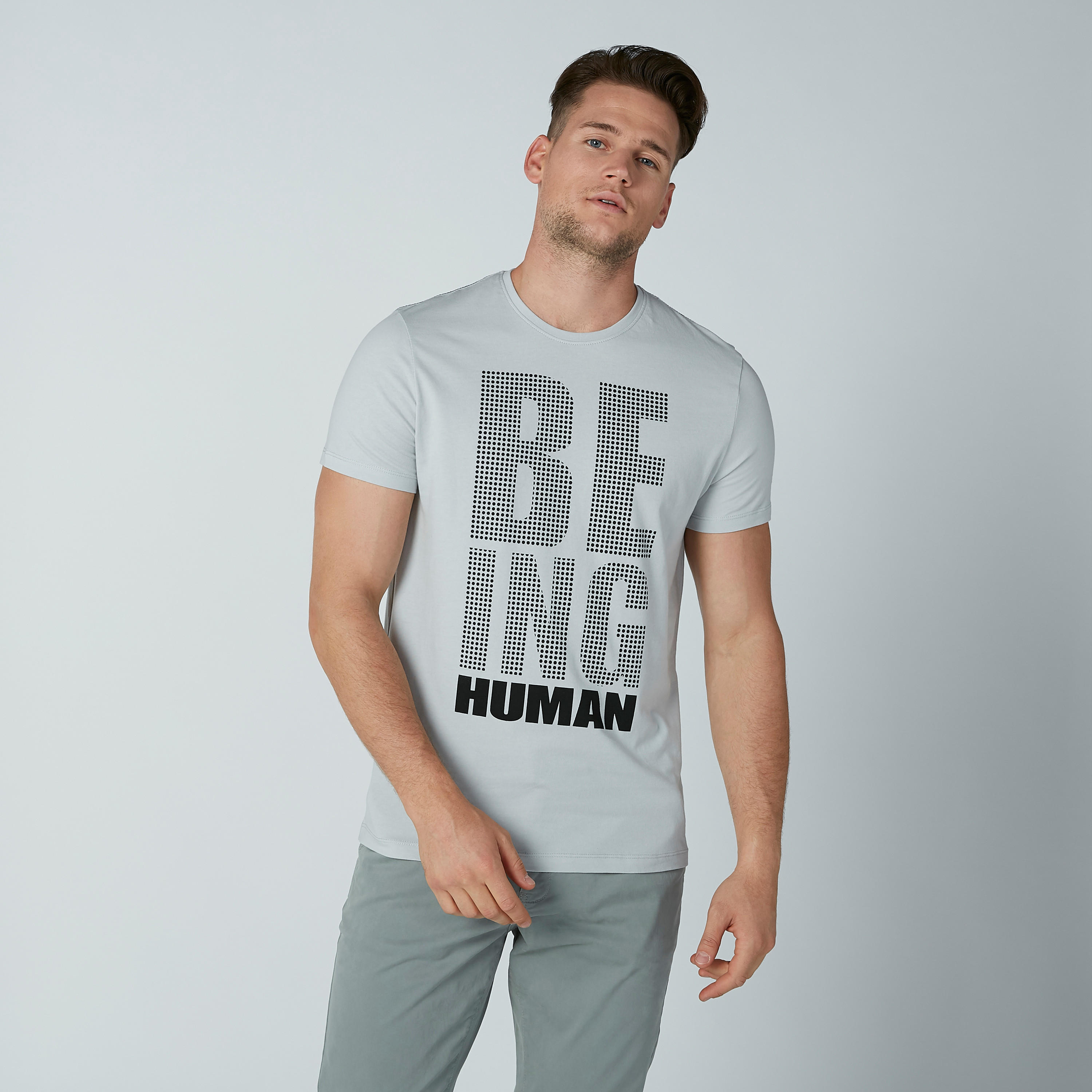 تيشيرت بياقة ضيقة وأكمام قصيرة وطبعات بيينج هيومان-men-clothing-tshirtsandpolos-tshirts-image-1