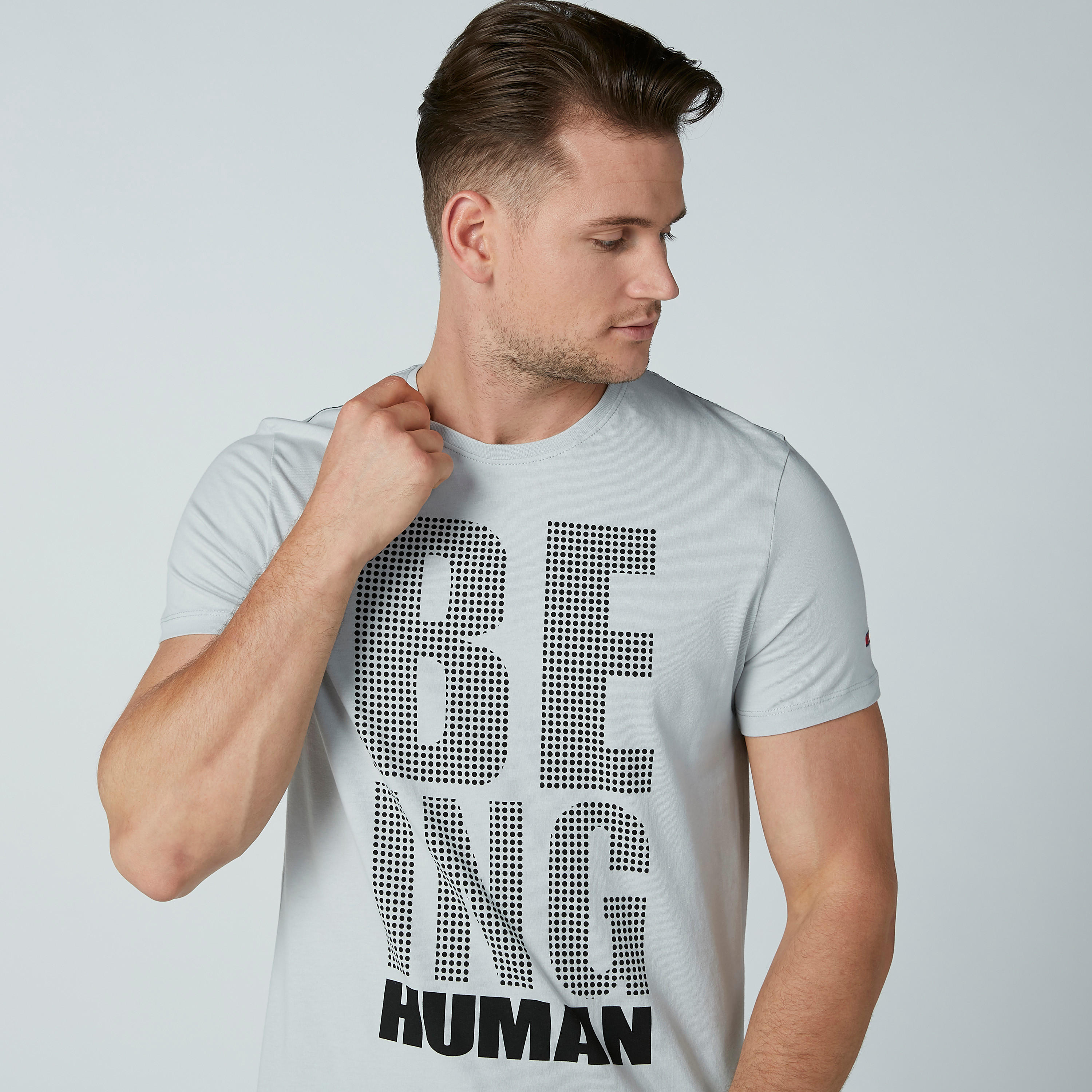 تيشيرت بياقة ضيقة وأكمام قصيرة وطبعات بيينج هيومان-men-clothing-tshirtsandpolos-tshirts-image-2