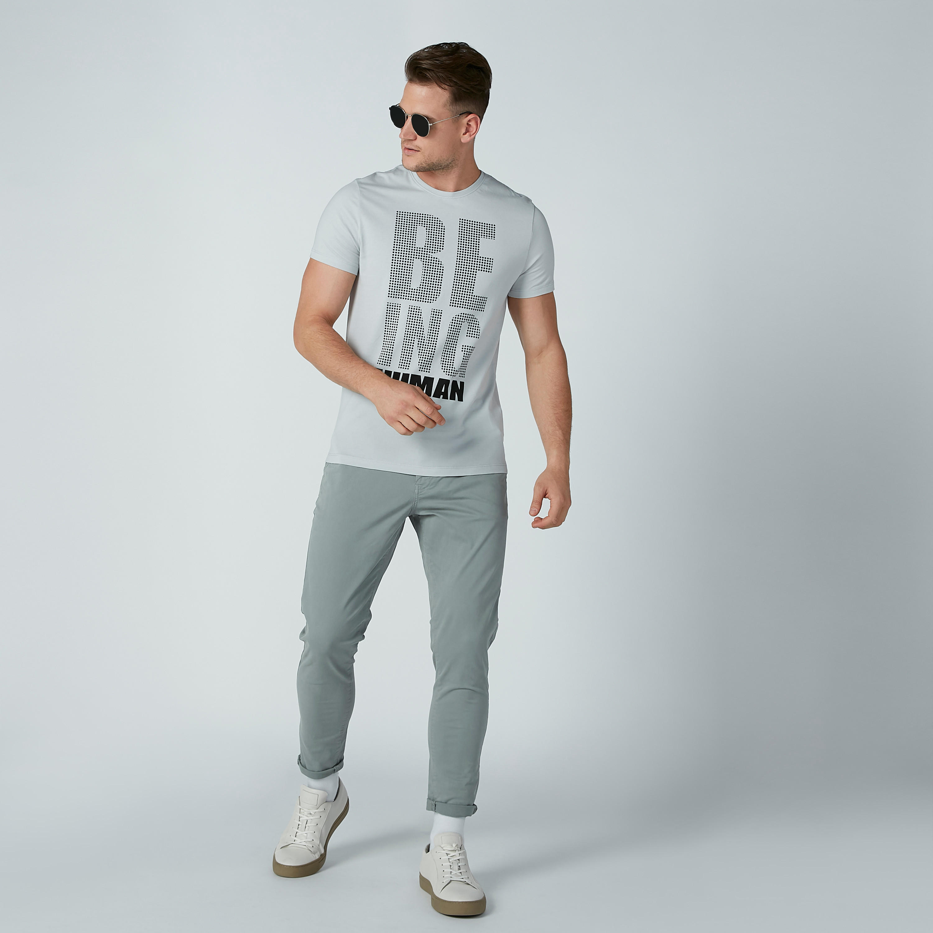 تيشيرت بياقة ضيقة وأكمام قصيرة وطبعات بيينج هيومان-men-clothing-tshirtsandpolos-tshirts-image-3