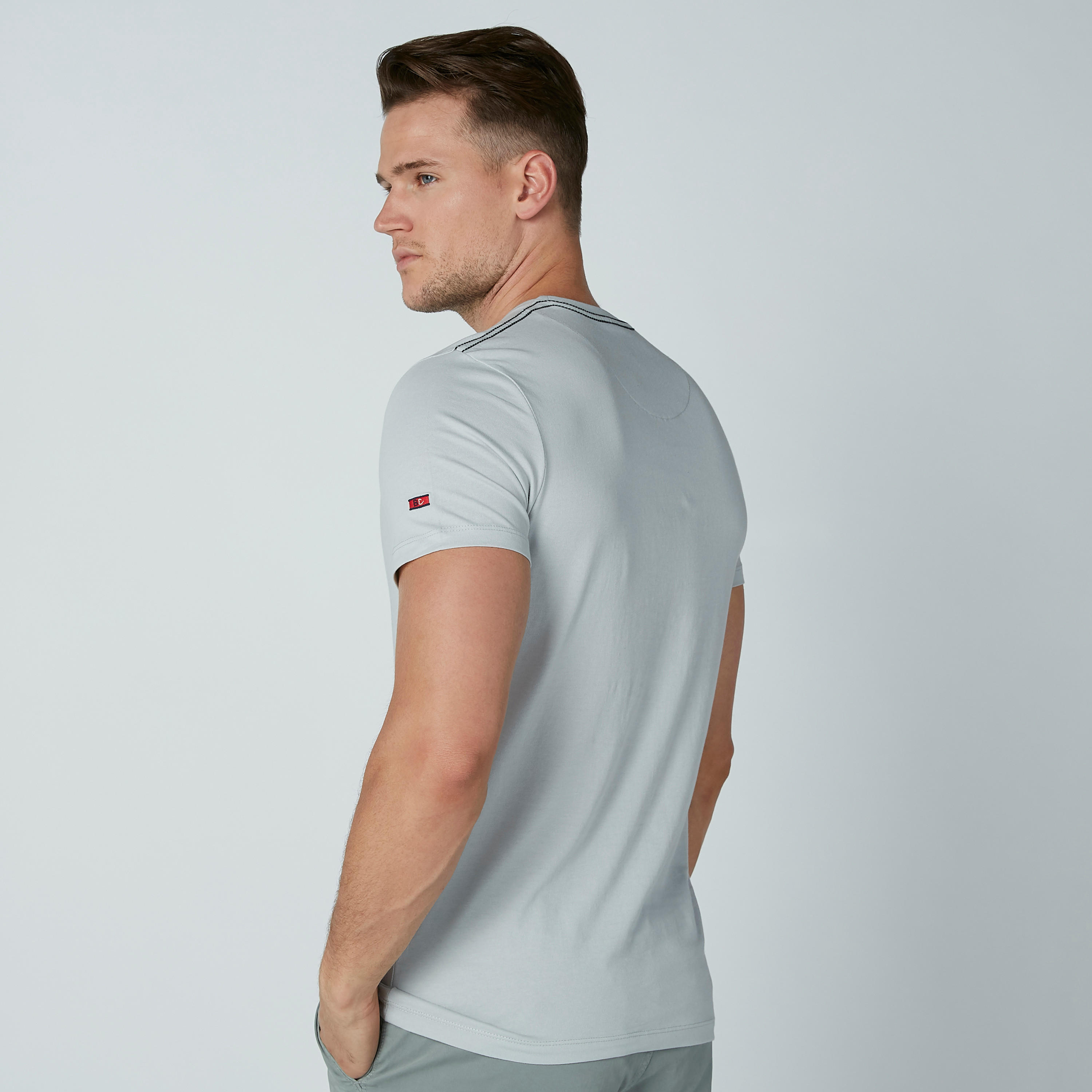 تيشيرت بياقة ضيقة وأكمام قصيرة وطبعات بيينج هيومان-men-clothing-tshirtsandpolos-tshirts-image-4