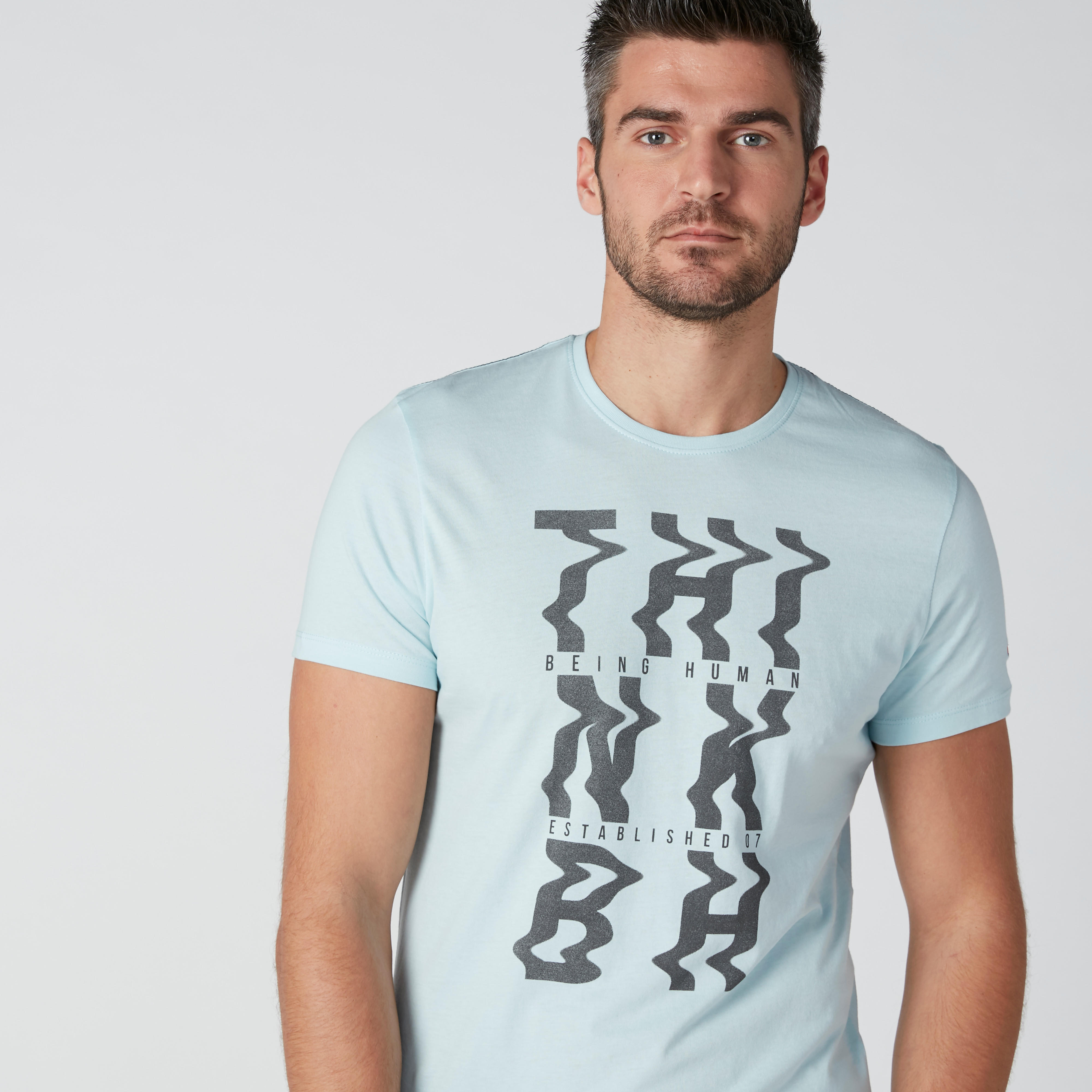 تيشيرت بقصّة عادية وياقة مستديرة وطبعات بيينج هيومان-men-clothing-tshirtsandpolos-tshirts-image-5