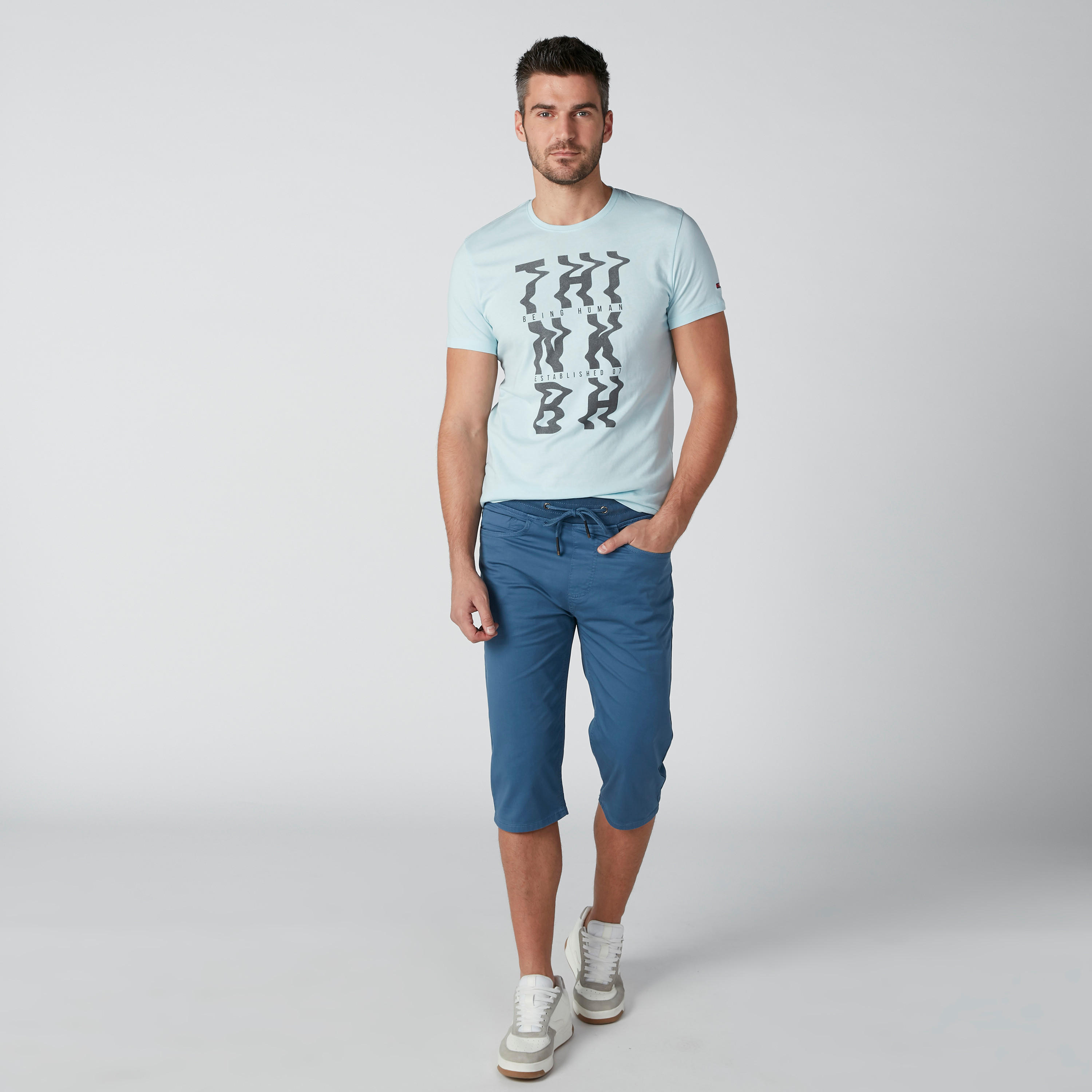 تيشيرت بقصّة عادية وياقة مستديرة وطبعات بيينج هيومان-men-clothing-tshirtsandpolos-tshirts-image-1