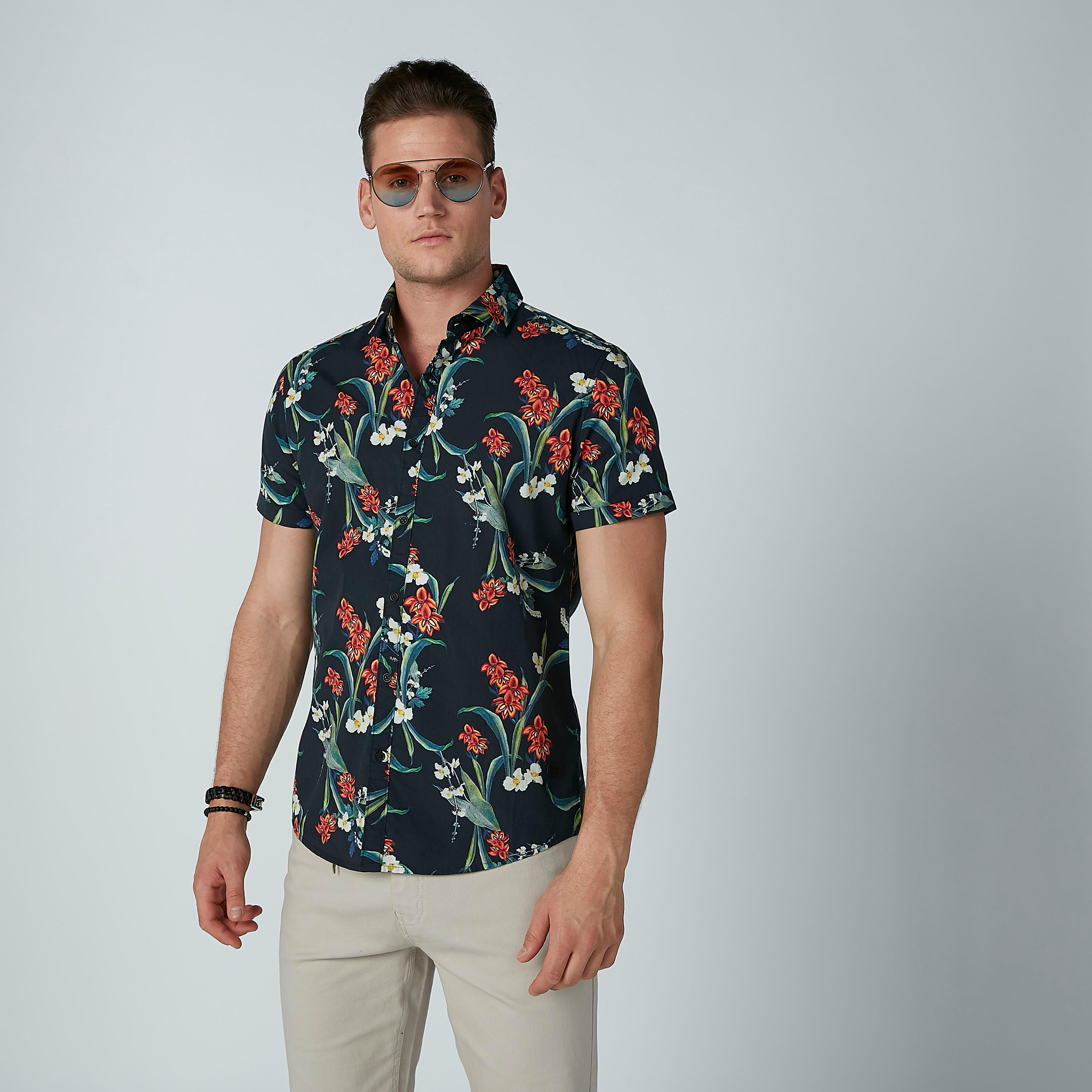قميص بأكمام قصيرة وطبعات زهرية من بيينج هيومان-men-clothing-shirts-image-1
