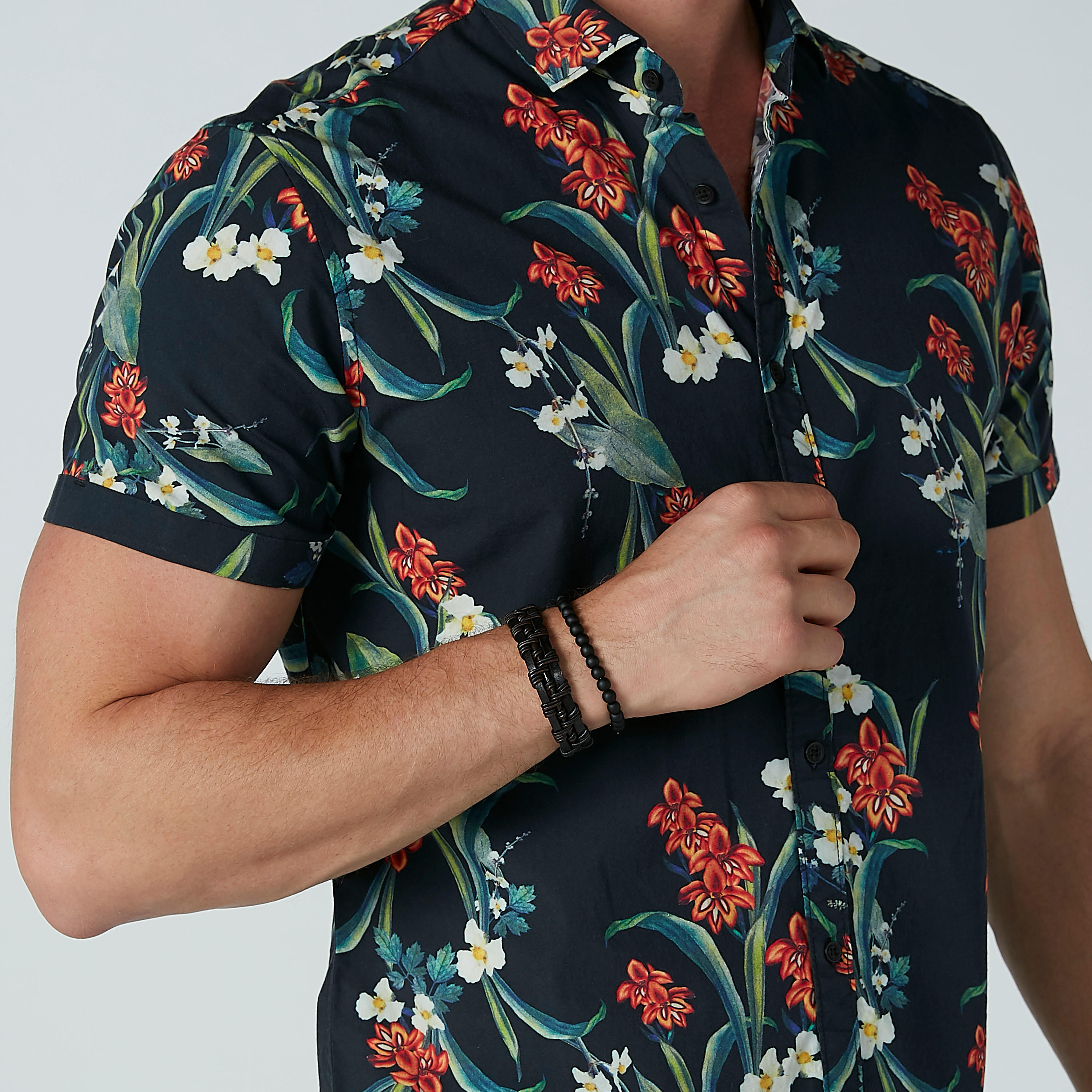 قميص بأكمام قصيرة وطبعات زهرية من بيينج هيومان-men-clothing-shirts-image-4