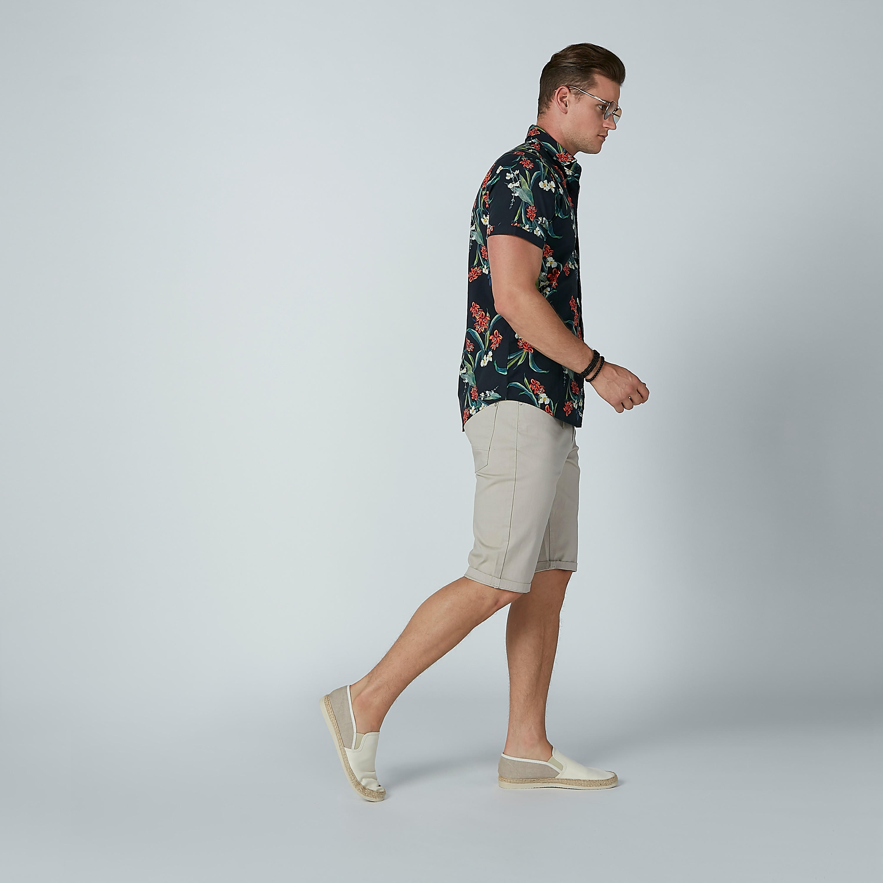 قميص بأكمام قصيرة وطبعات زهرية من بيينج هيومان-men-clothing-shirts-image-2