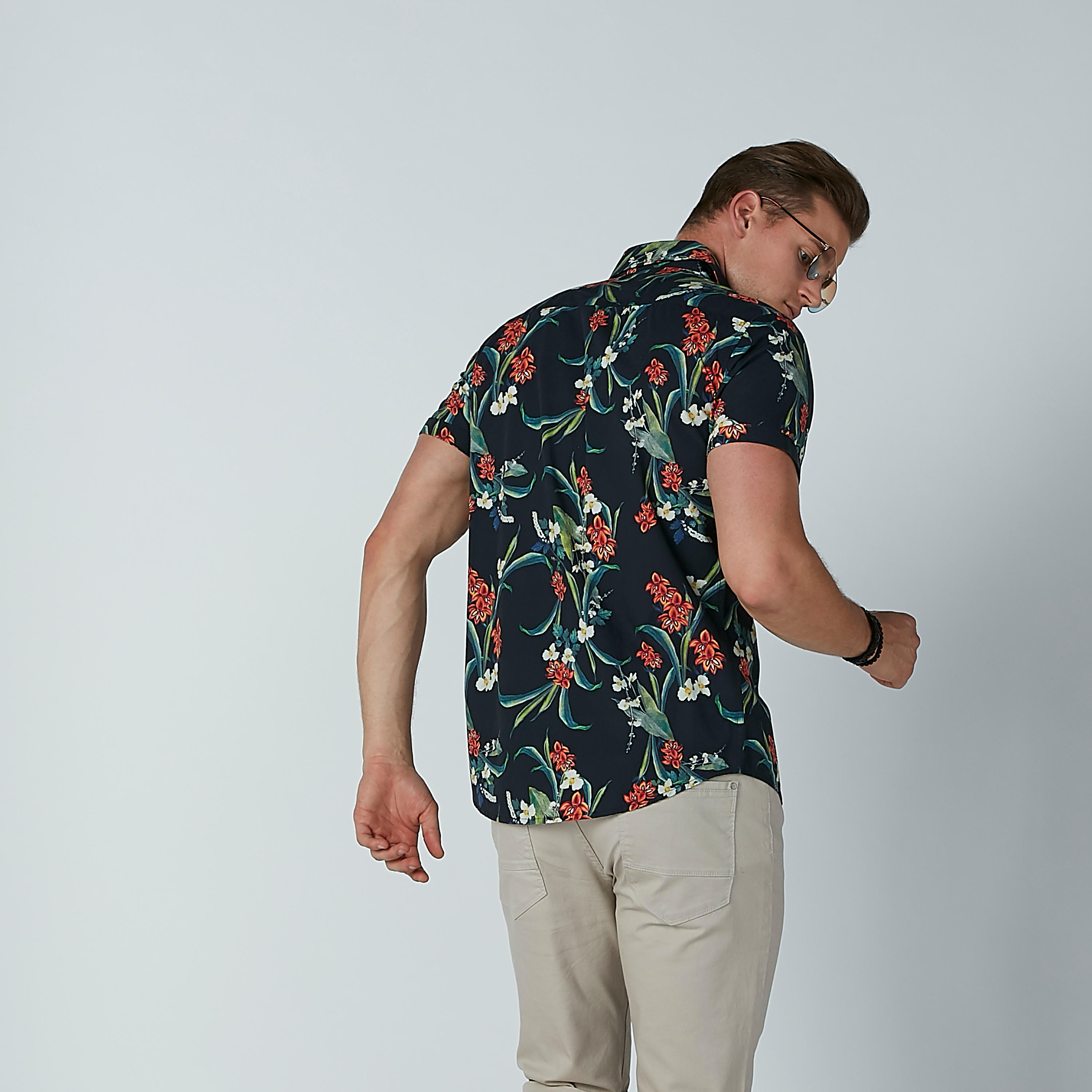 قميص بأكمام قصيرة وطبعات زهرية من بيينج هيومان-men-clothing-shirts-image-3