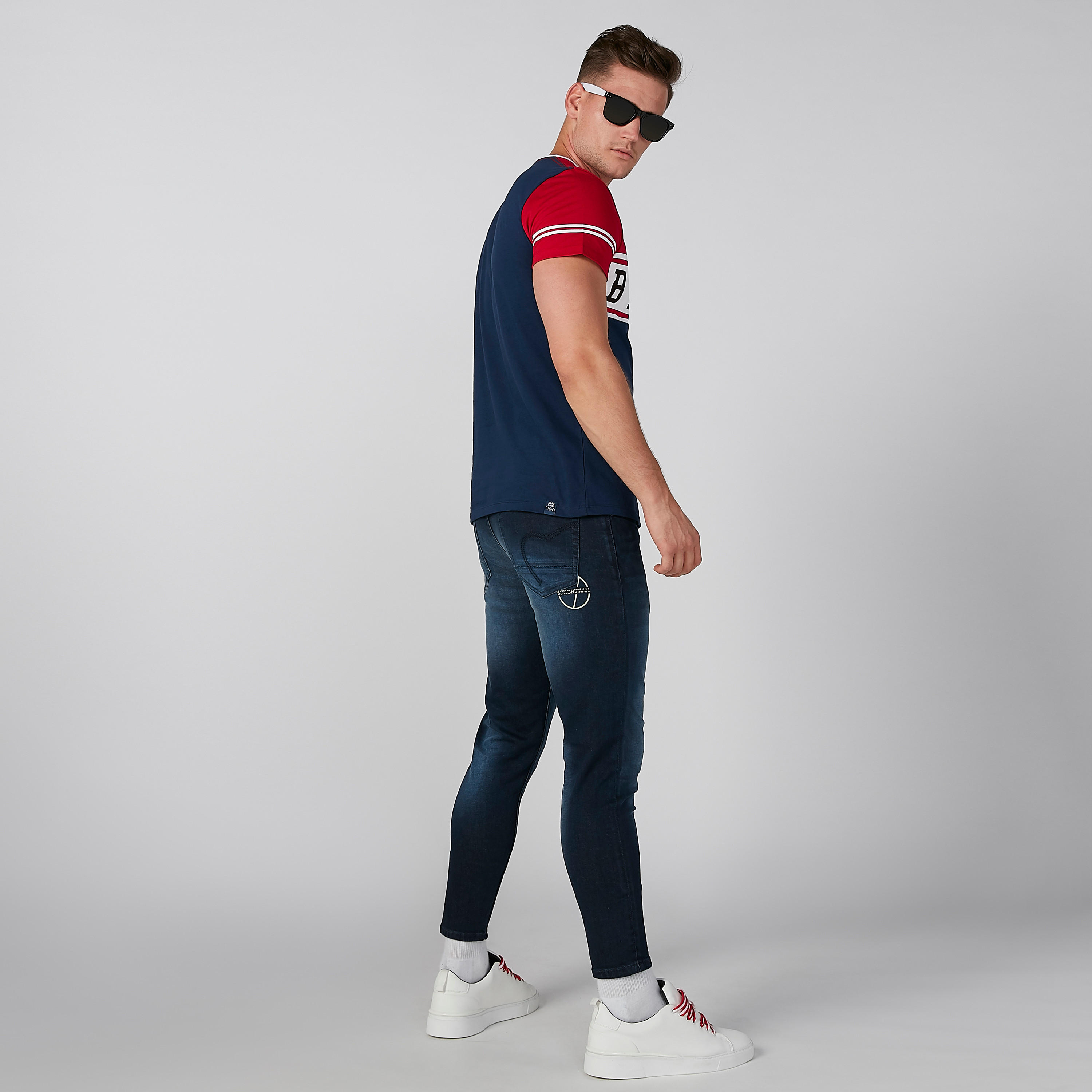 بنطال جينز بجيوب وطبعات الشعار من بيينج هيومان-men-clothing-bottoms-jeans-image-1