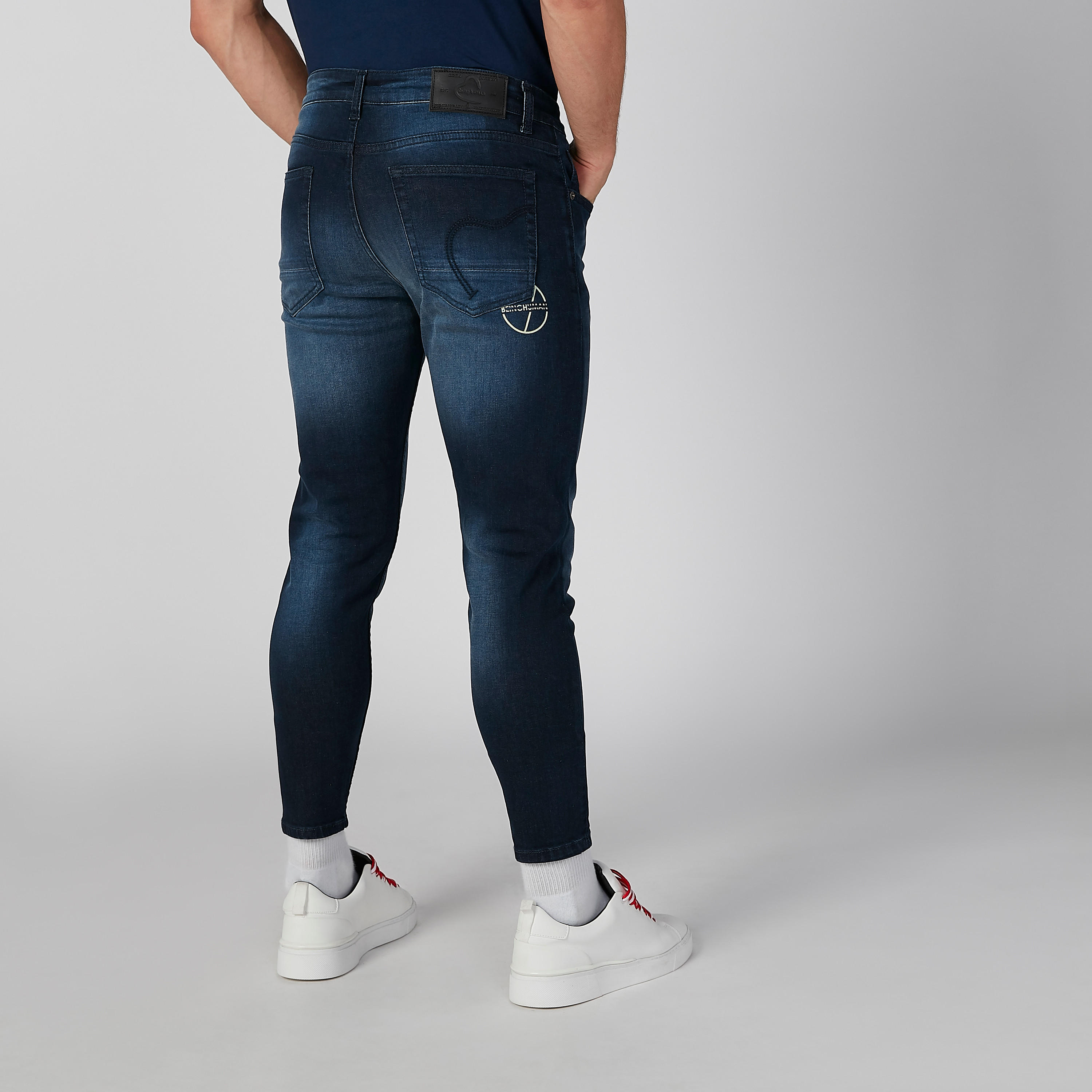 بنطال جينز بجيوب وطبعات الشعار من بيينج هيومان-men-clothing-bottoms-jeans-image-2