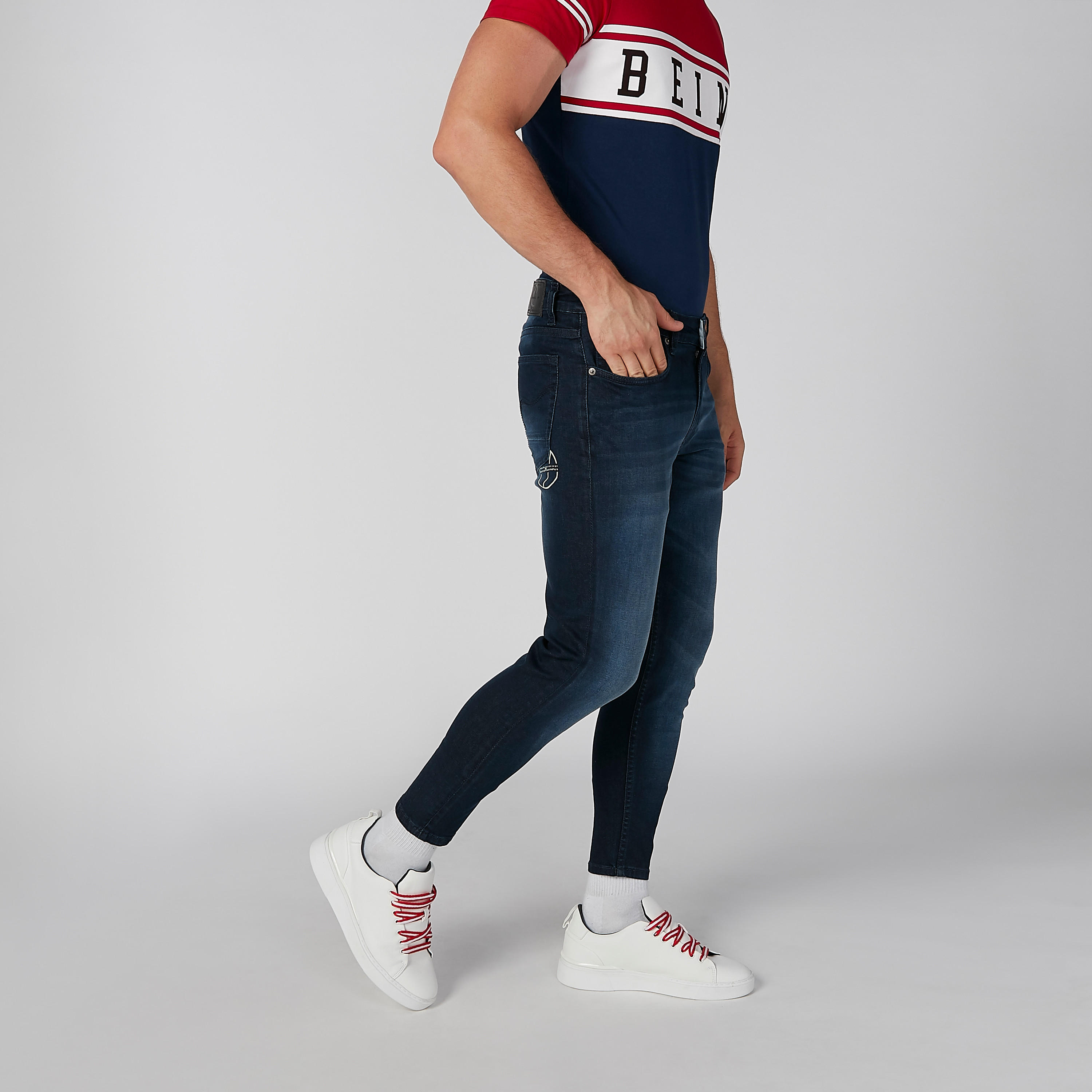 بنطال جينز بجيوب وطبعات الشعار من بيينج هيومان-men-clothing-bottoms-jeans-image-3