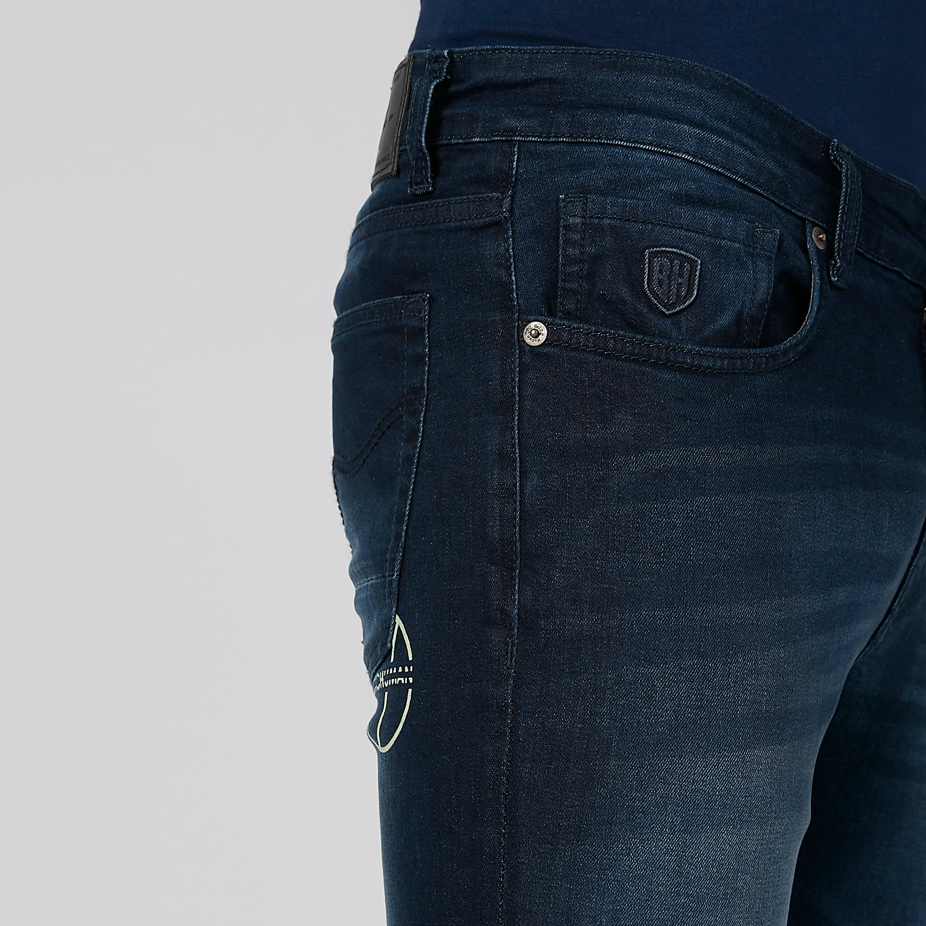 بنطال جينز بجيوب وطبعات الشعار من بيينج هيومان-men-clothing-bottoms-jeans-image-5