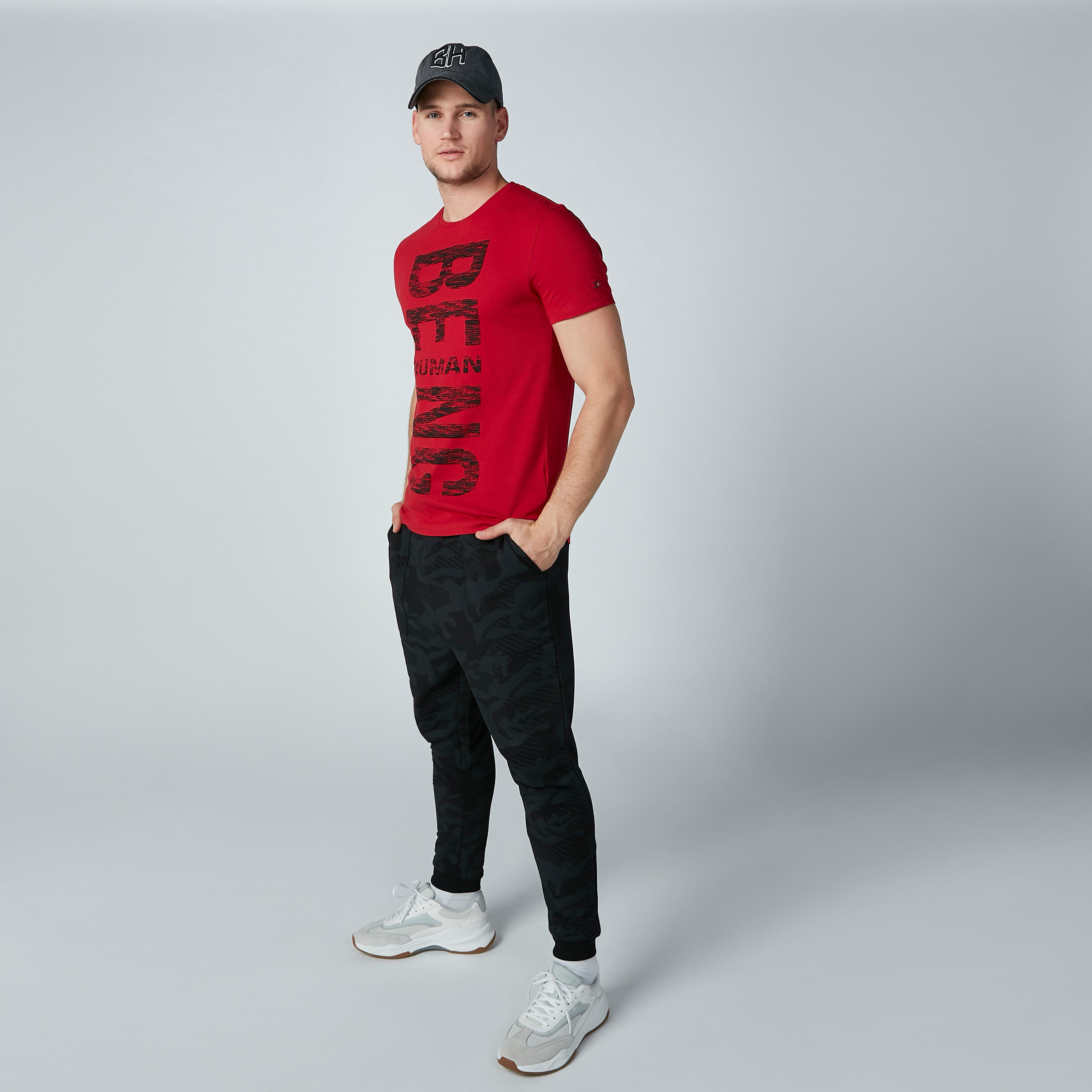 تيشيرت بياقة مستديرة وطبعات بيينج هيومان-men-clothing-tshirtsandpolos-tshirts-image-1