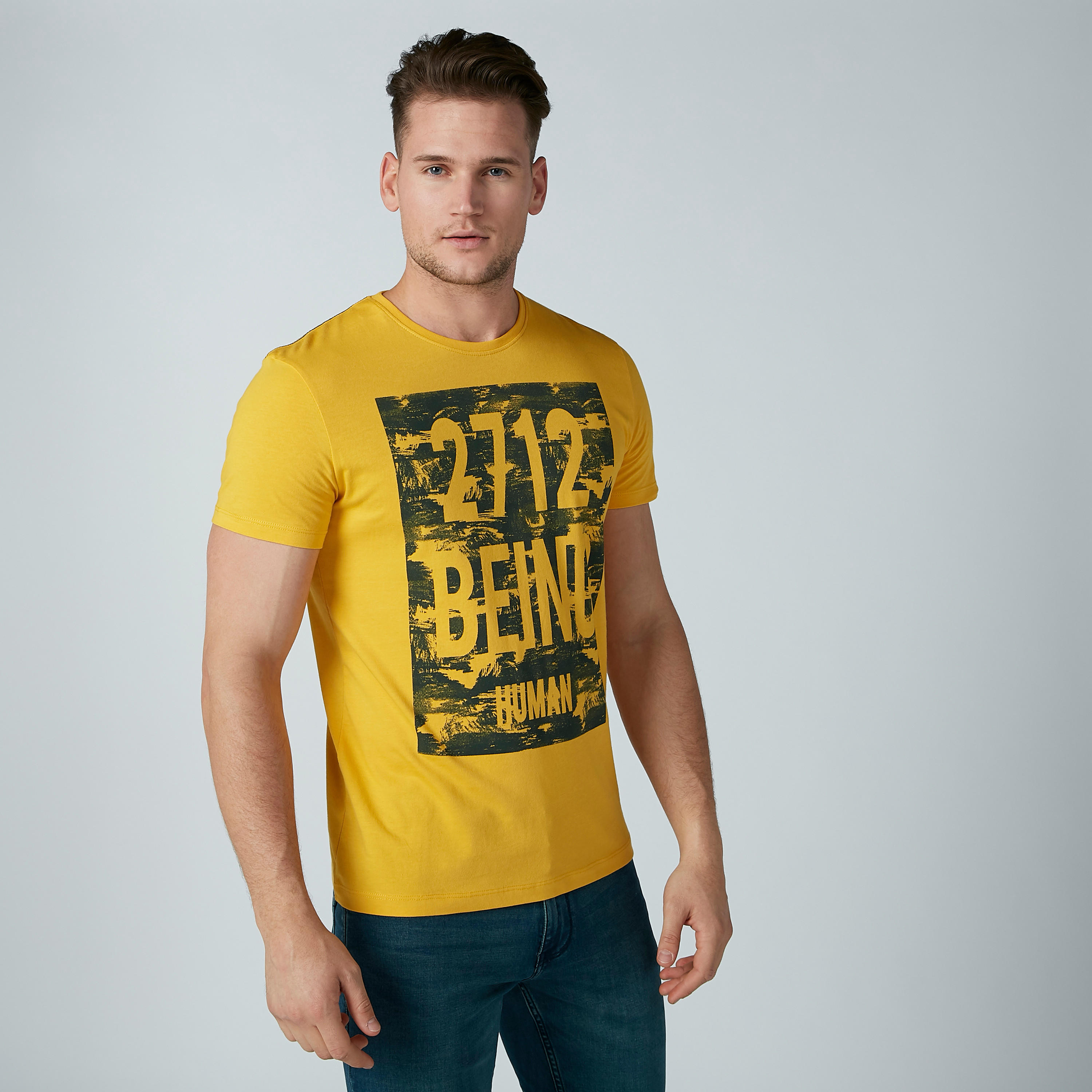 تيشيرت بياقة مستديرة وطبعات بيينج هيومان-men-clothing-tshirtsandpolos-tshirts-image-1