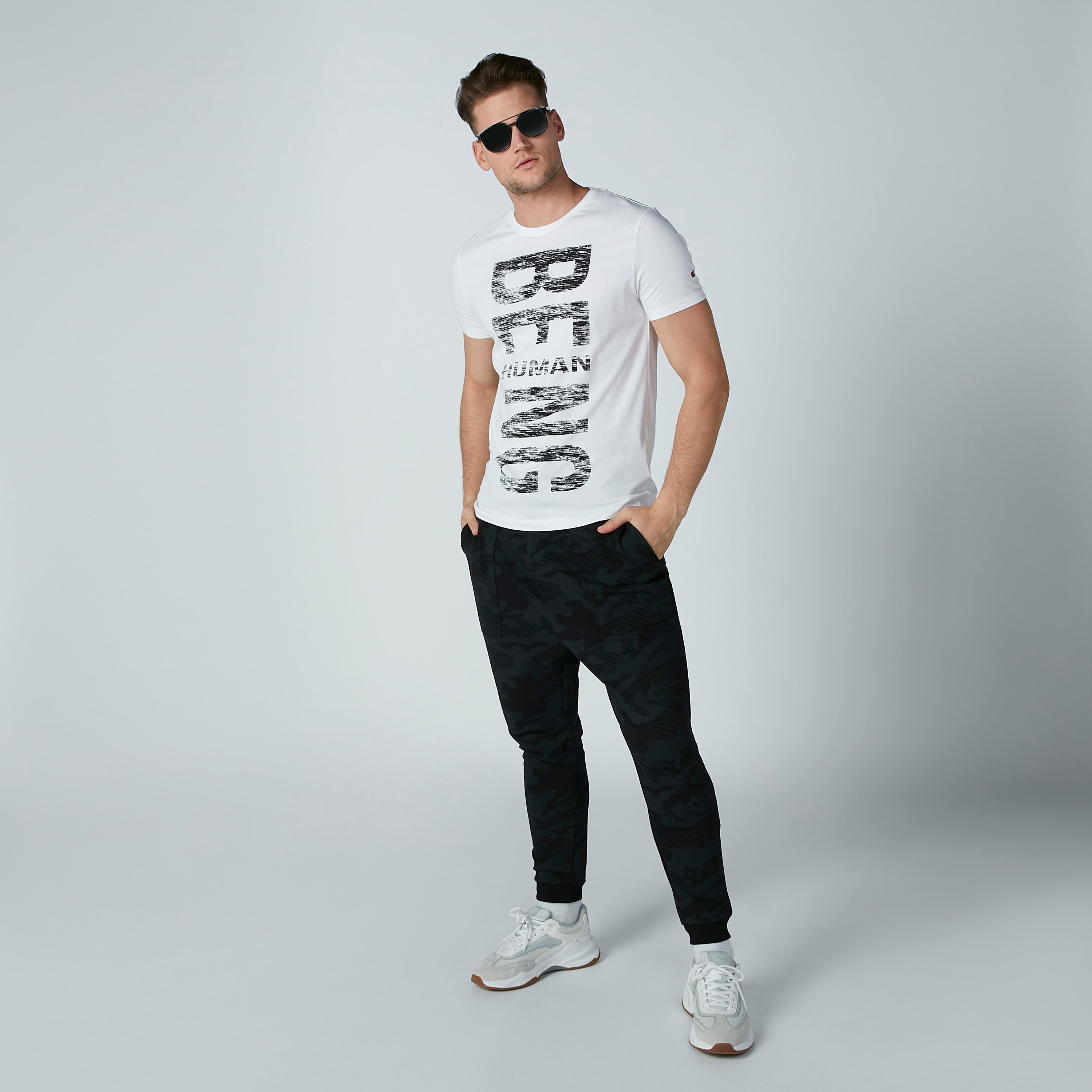 تيشيرت بياقة مستديرة وطبعات بيينج هيومان-men-clothing-tshirtsandpolos-tshirts-image-1