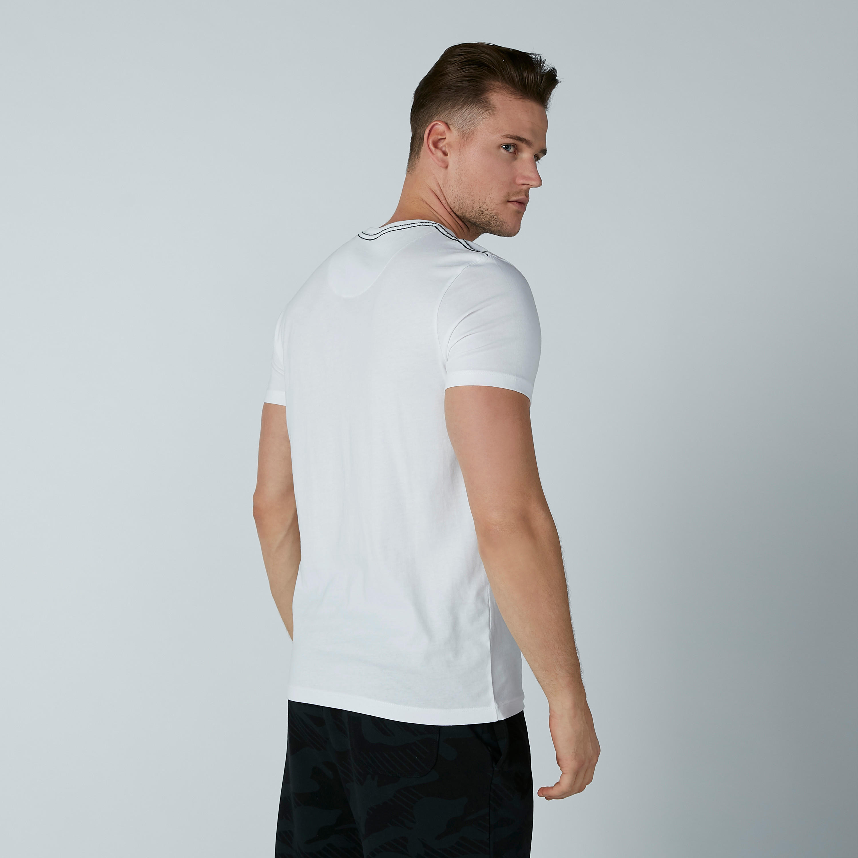 تيشيرت بياقة مستديرة وطبعات بيينج هيومان-men-clothing-tshirtsandpolos-tshirts-image-3