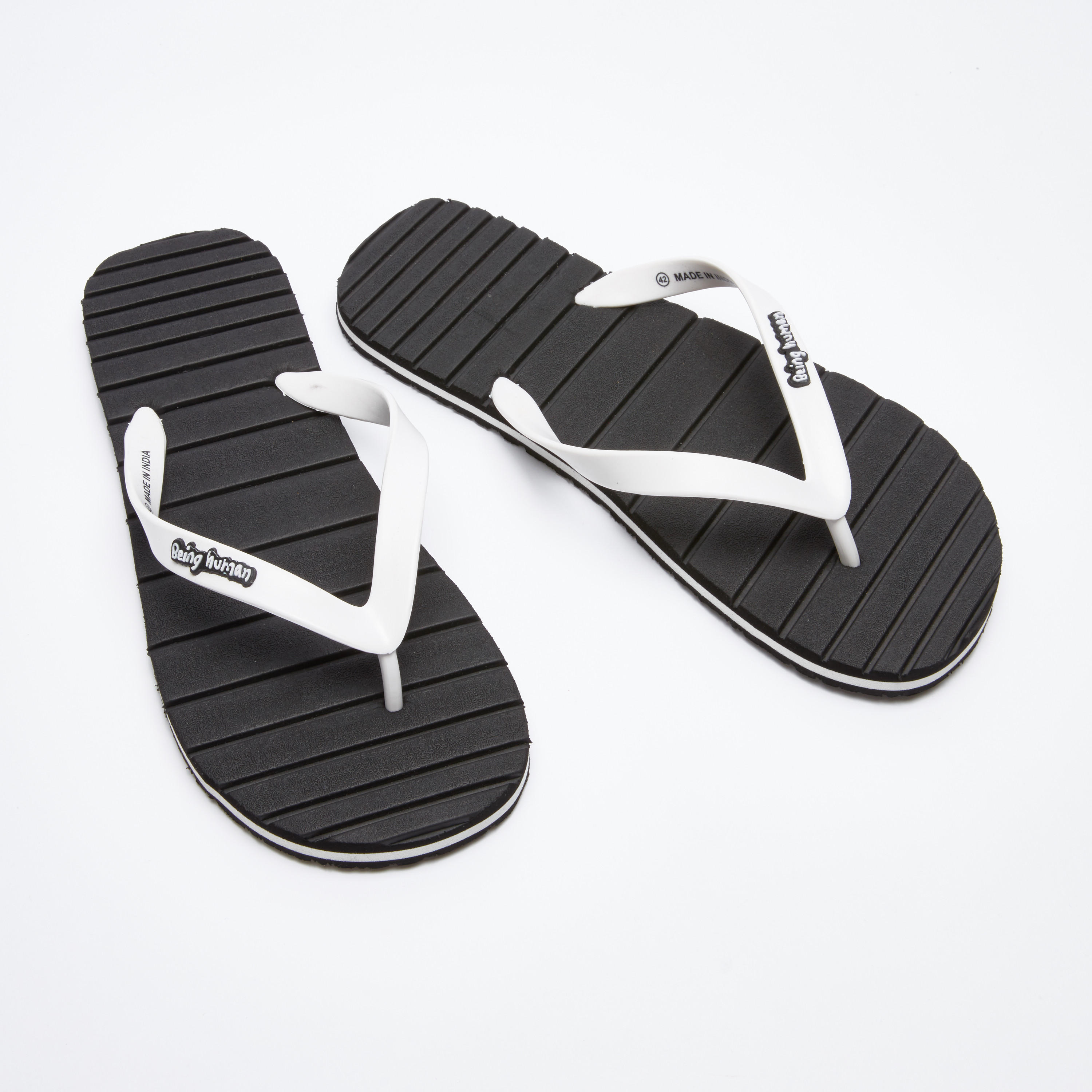 شبشب فليب فلوب ببطانة قدم وأحزمة بتفاصيل الشعار من بيينج هيومان-men-shoes-flipflopsandslides-image-1
