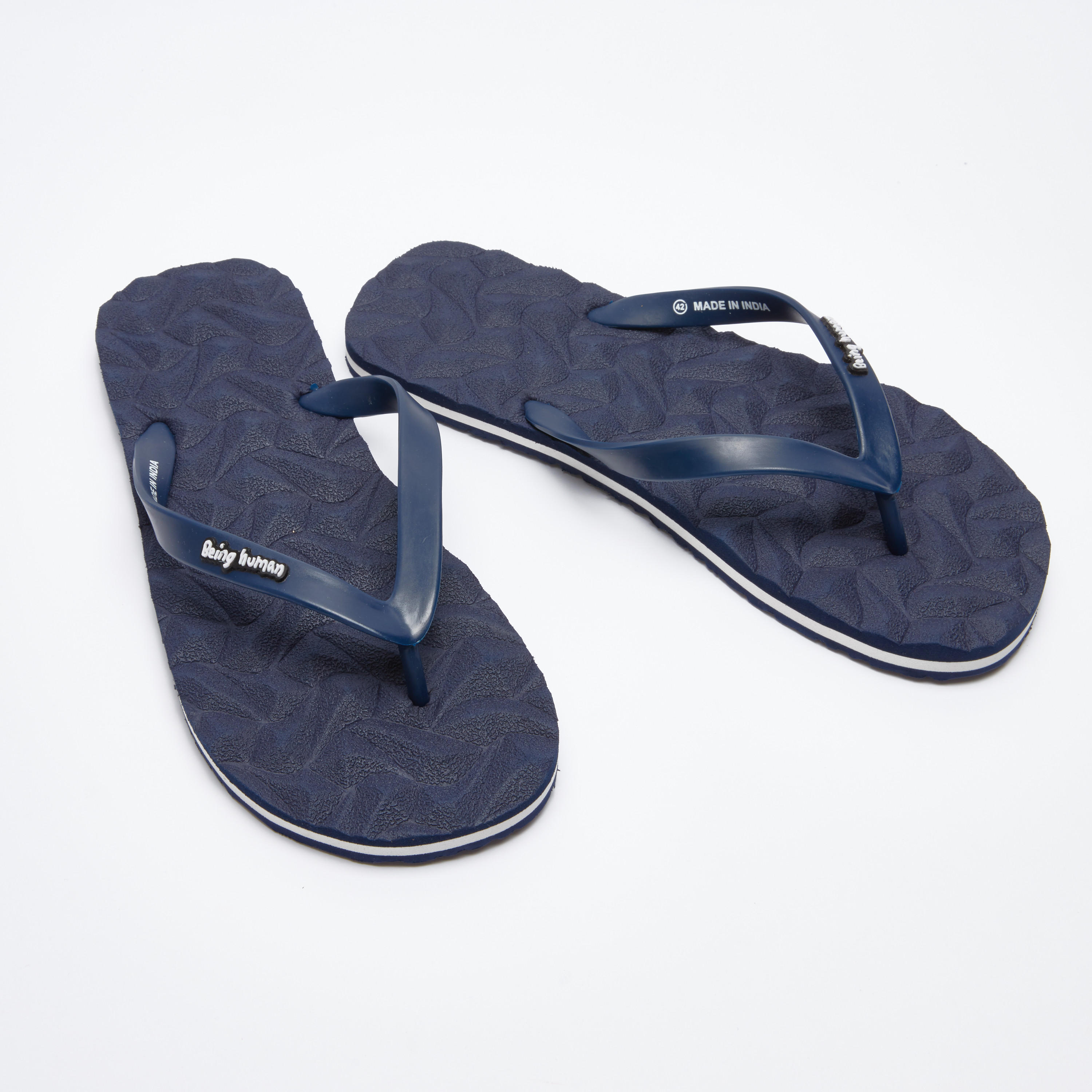 شبشب فليب فلوب بأحزمة مزيّنة بشعار بيينج هيومان-men-shoes-flipflopsandslides-image-1