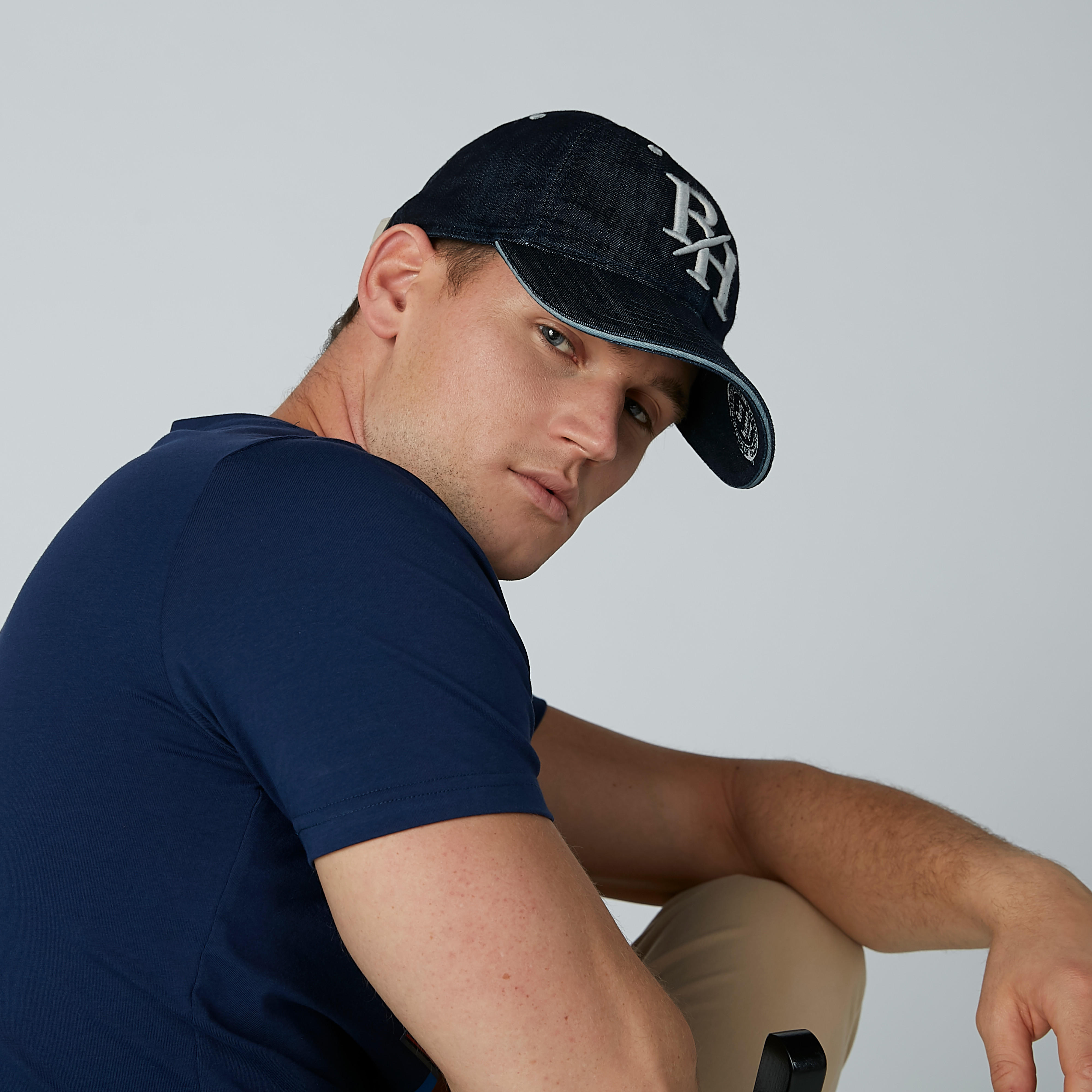 قبعة كاب مطرّزة بتفاصيل شعار بيينج هيومان-men-caps-image-2