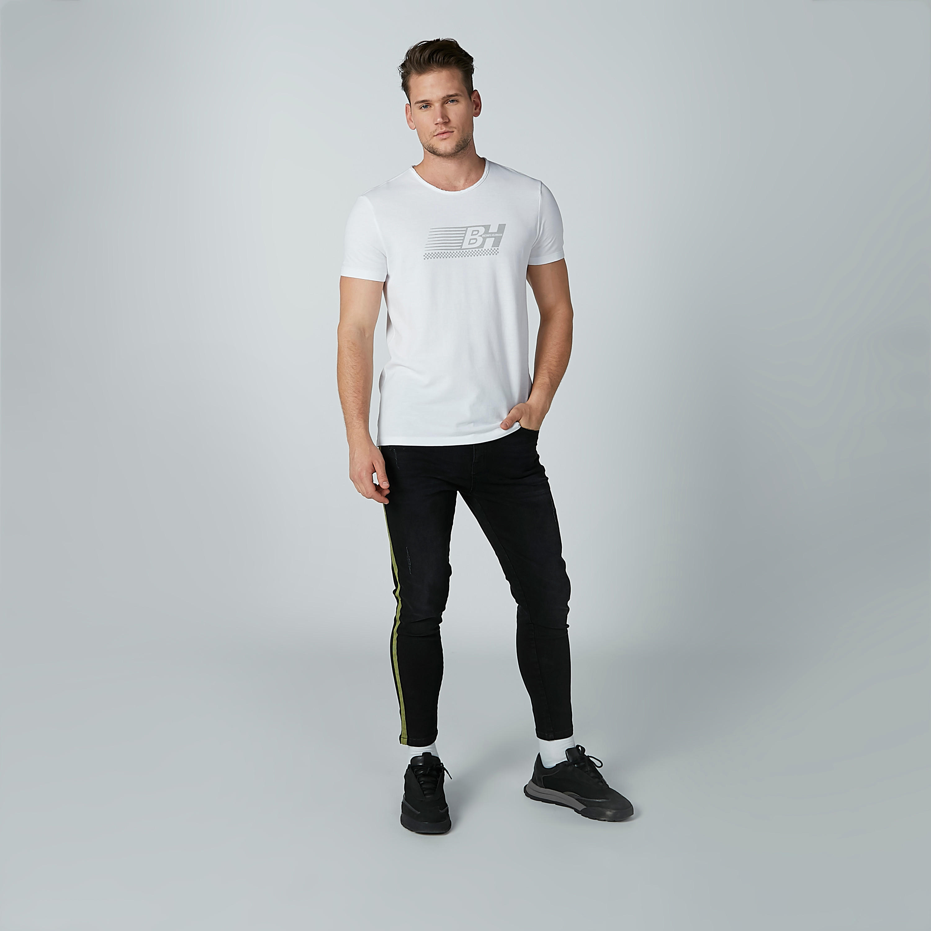 تيشيرت بياقة مستديرة وأكمام قصيرة وطبعات بيينج هيومان-men-clothing-tshirtsandpolos-tshirts-image-3