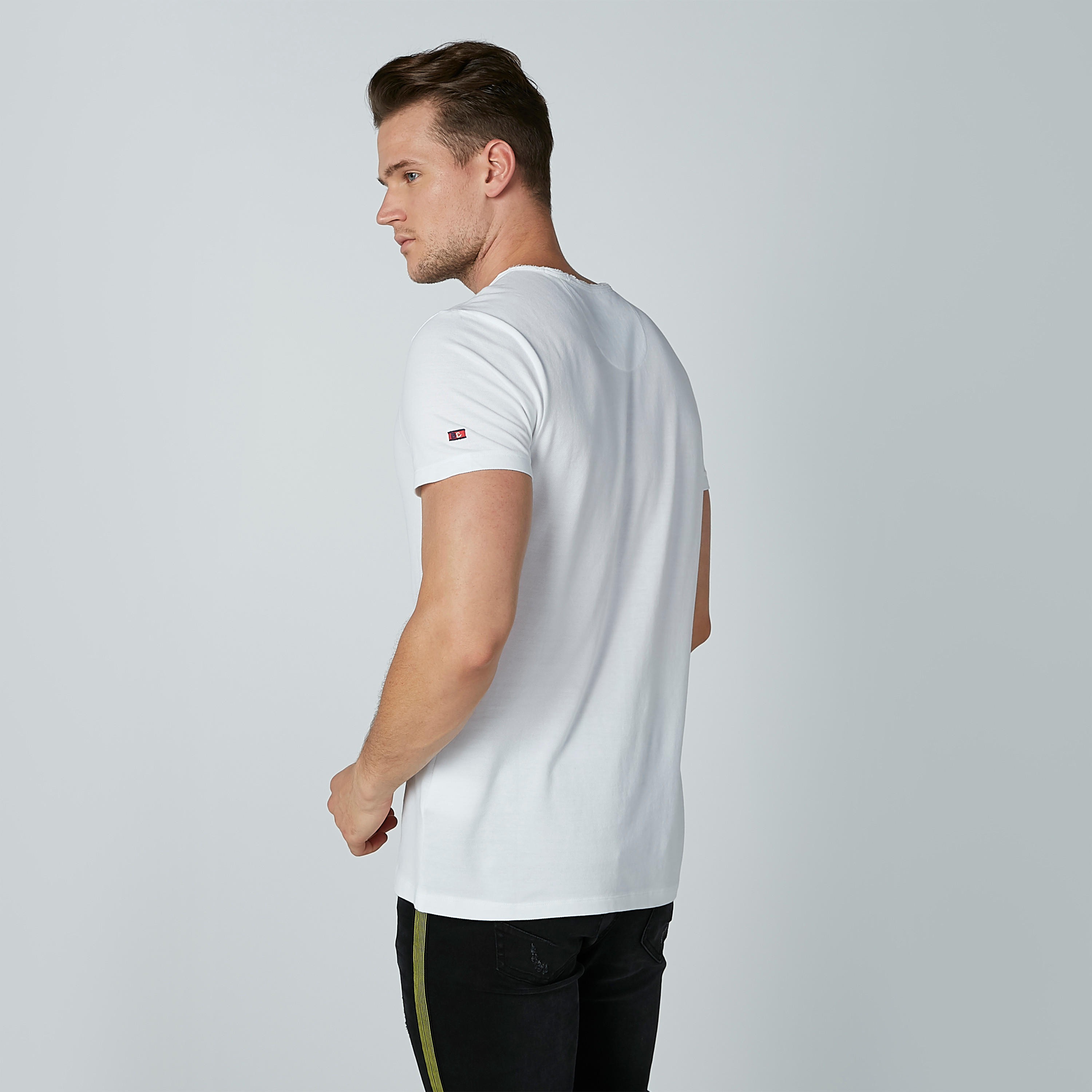 تيشيرت بياقة مستديرة وأكمام قصيرة وطبعات بيينج هيومان-men-clothing-tshirtsandpolos-tshirts-image-4