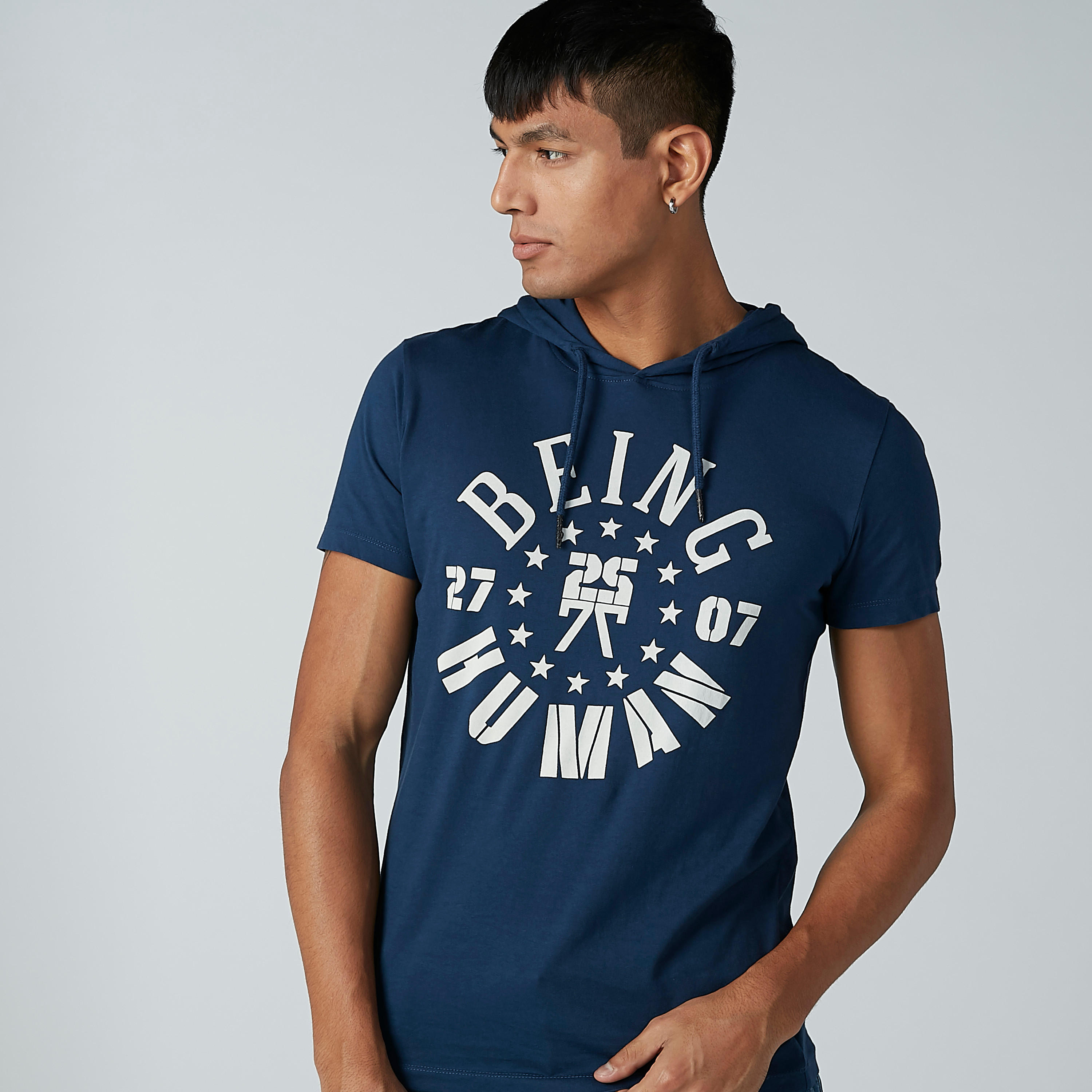 تيشيرت بقبّعة وأكمام قصيرة وطبعات بيينج هيومان-men-clothing-tshirtsandpolos-tshirts-image-1