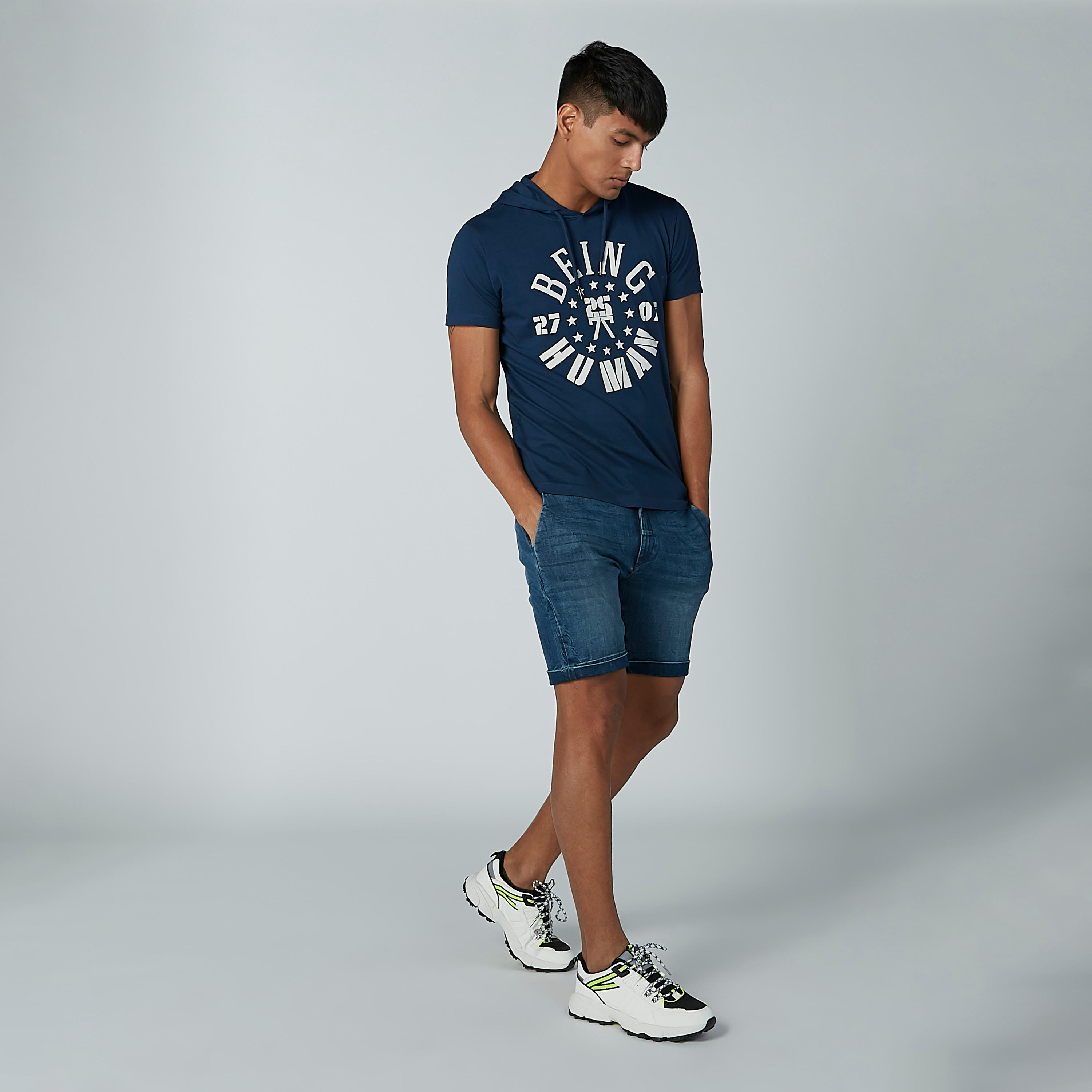 تيشيرت بقبّعة وأكمام قصيرة وطبعات بيينج هيومان-men-clothing-tshirtsandpolos-tshirts-image-2