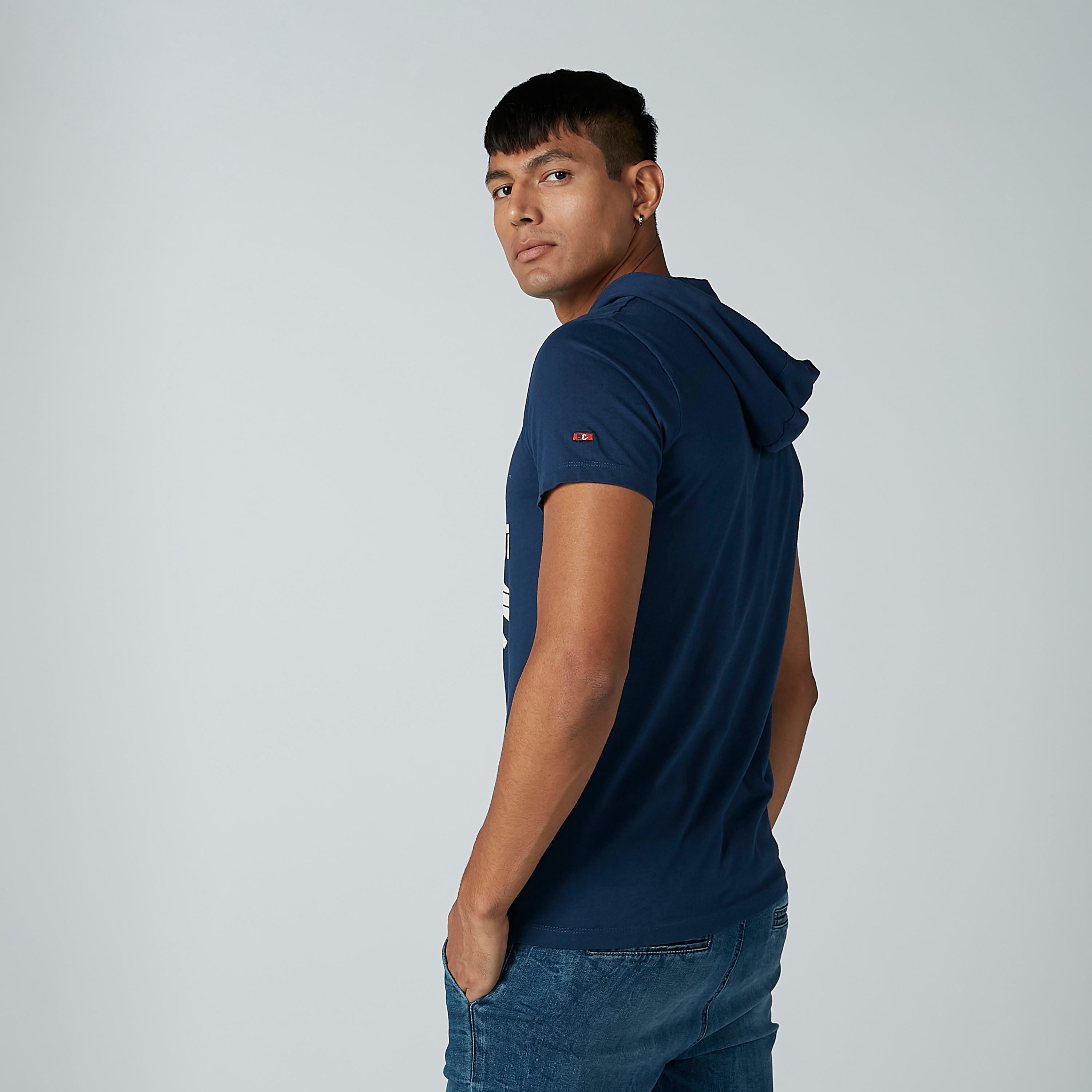 تيشيرت بقبّعة وأكمام قصيرة وطبعات بيينج هيومان-men-clothing-tshirtsandpolos-tshirts-image-3