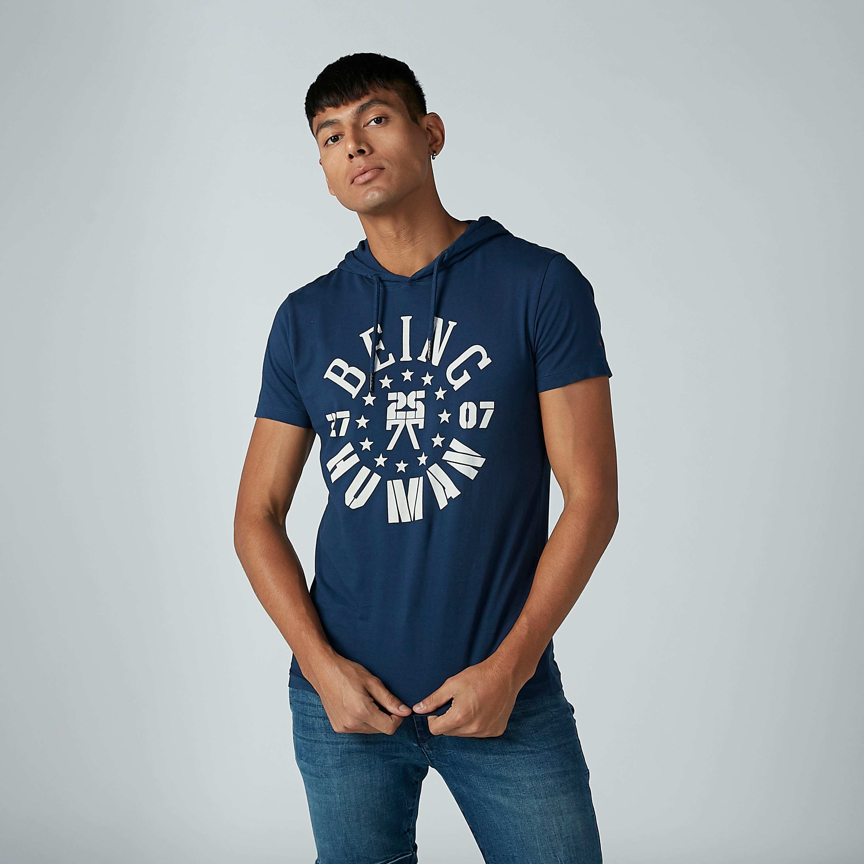 تيشيرت بقبّعة وأكمام قصيرة وطبعات بيينج هيومان-men-clothing-tshirtsandpolos-tshirts-image-4