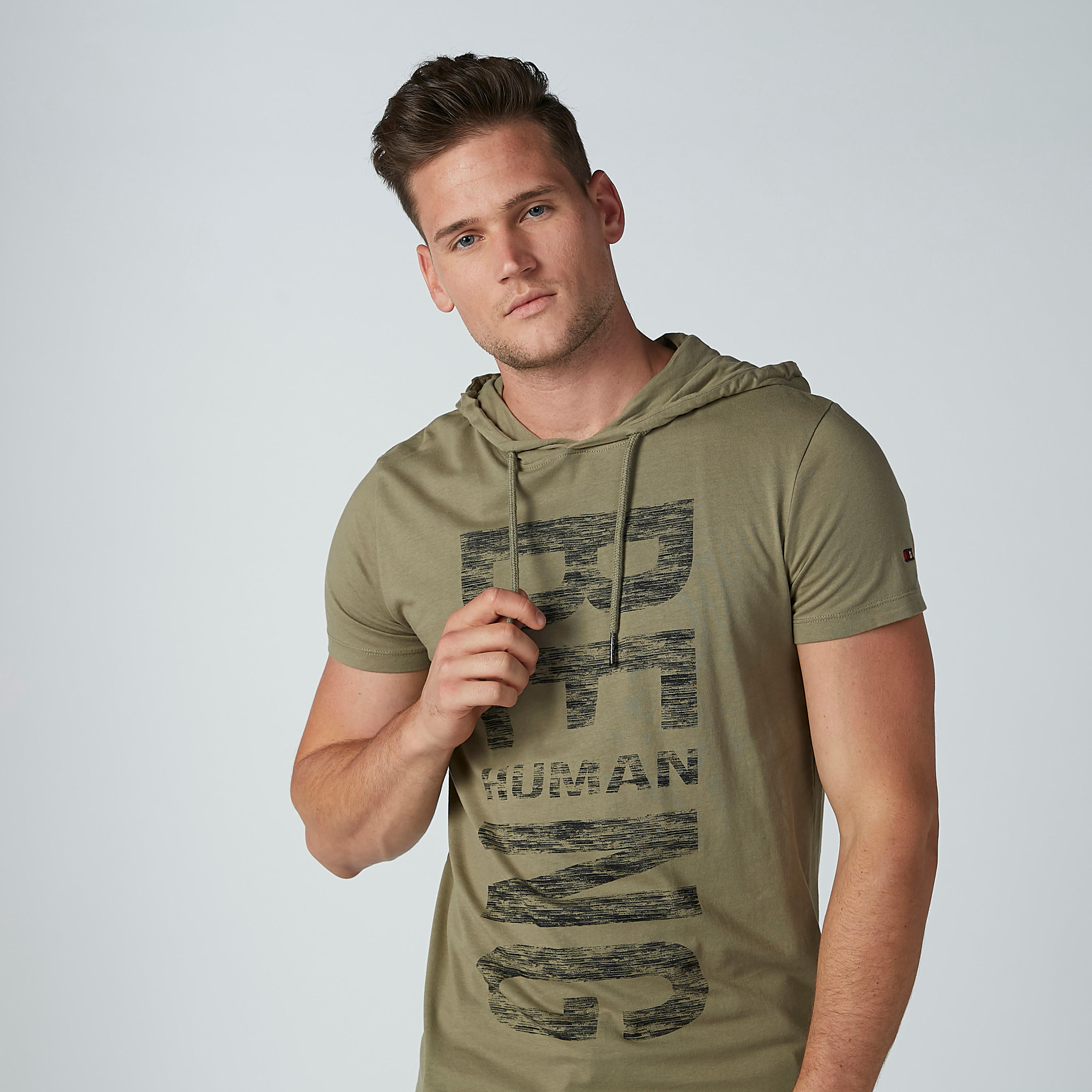 تيشيرت بقبّعة وأكمام قصيرة وطبعات بيينج هيومان-men-clothing-tshirtsandpolos-tshirts-image-2