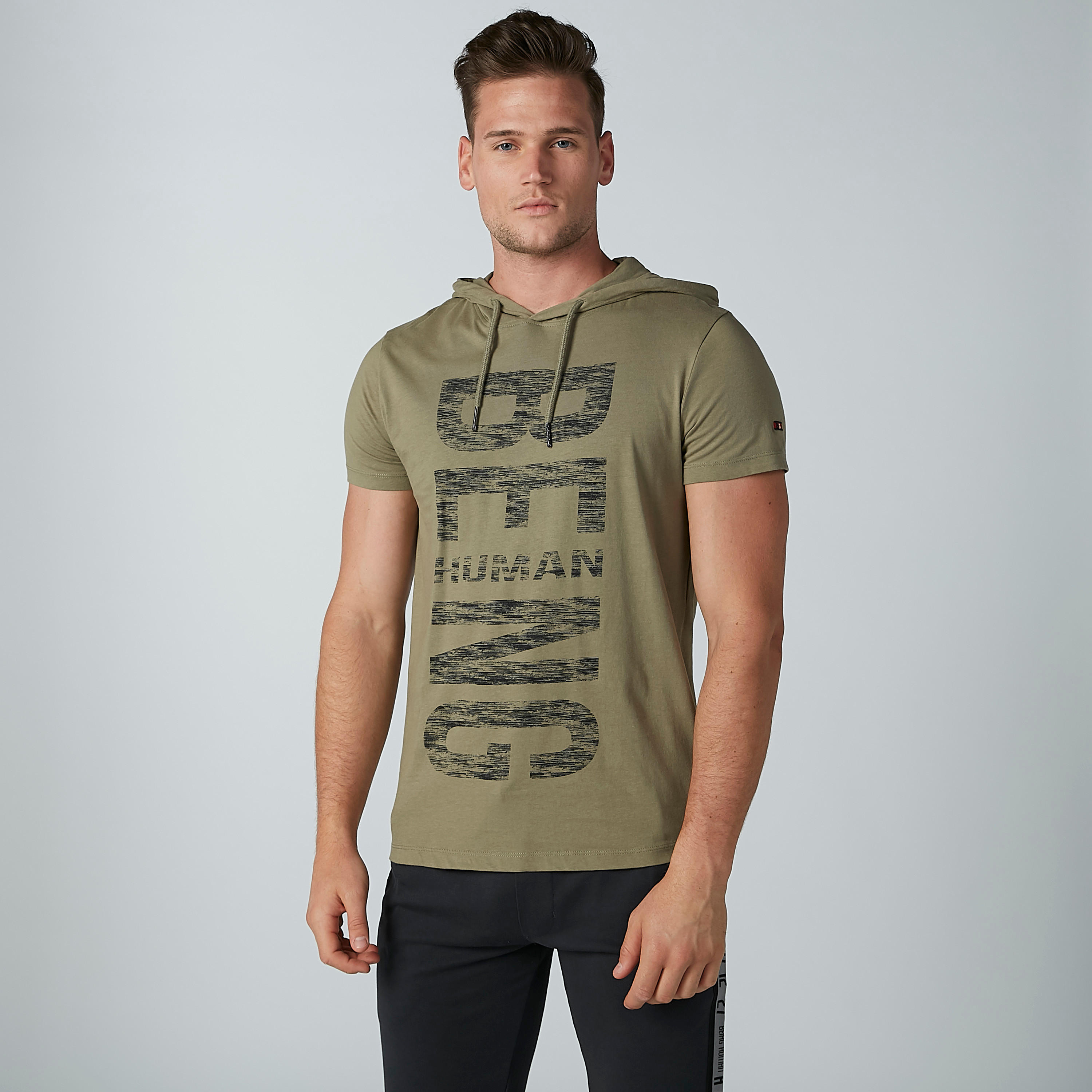 تيشيرت بقبّعة وأكمام قصيرة وطبعات بيينج هيومان-men-clothing-tshirtsandpolos-tshirts-image-3