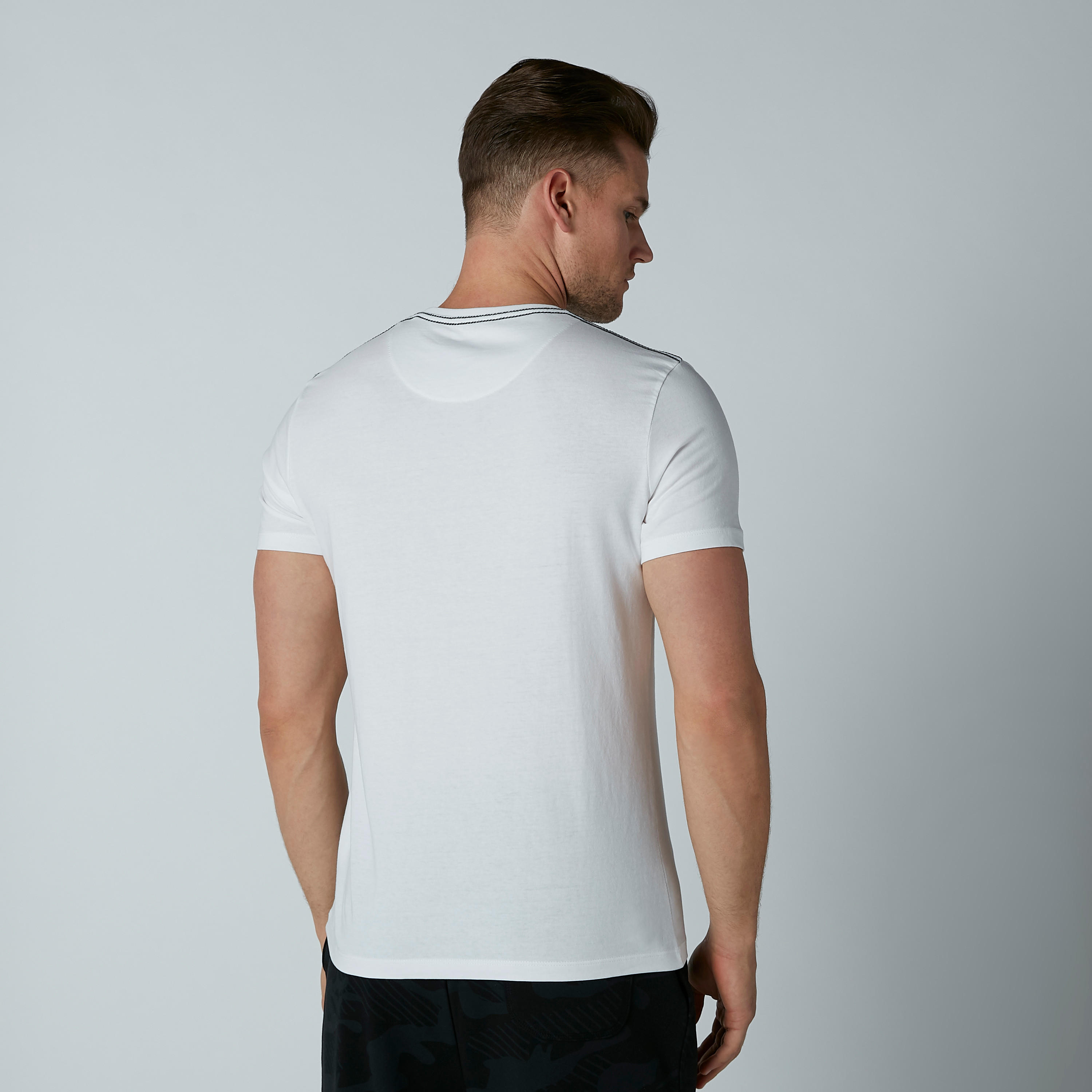 تيشيرت بياقة مستديرة وأكمام قصيرة وطبعات بيينج هيومان-men-clothing-tshirtsandpolos-tshirts-image-4