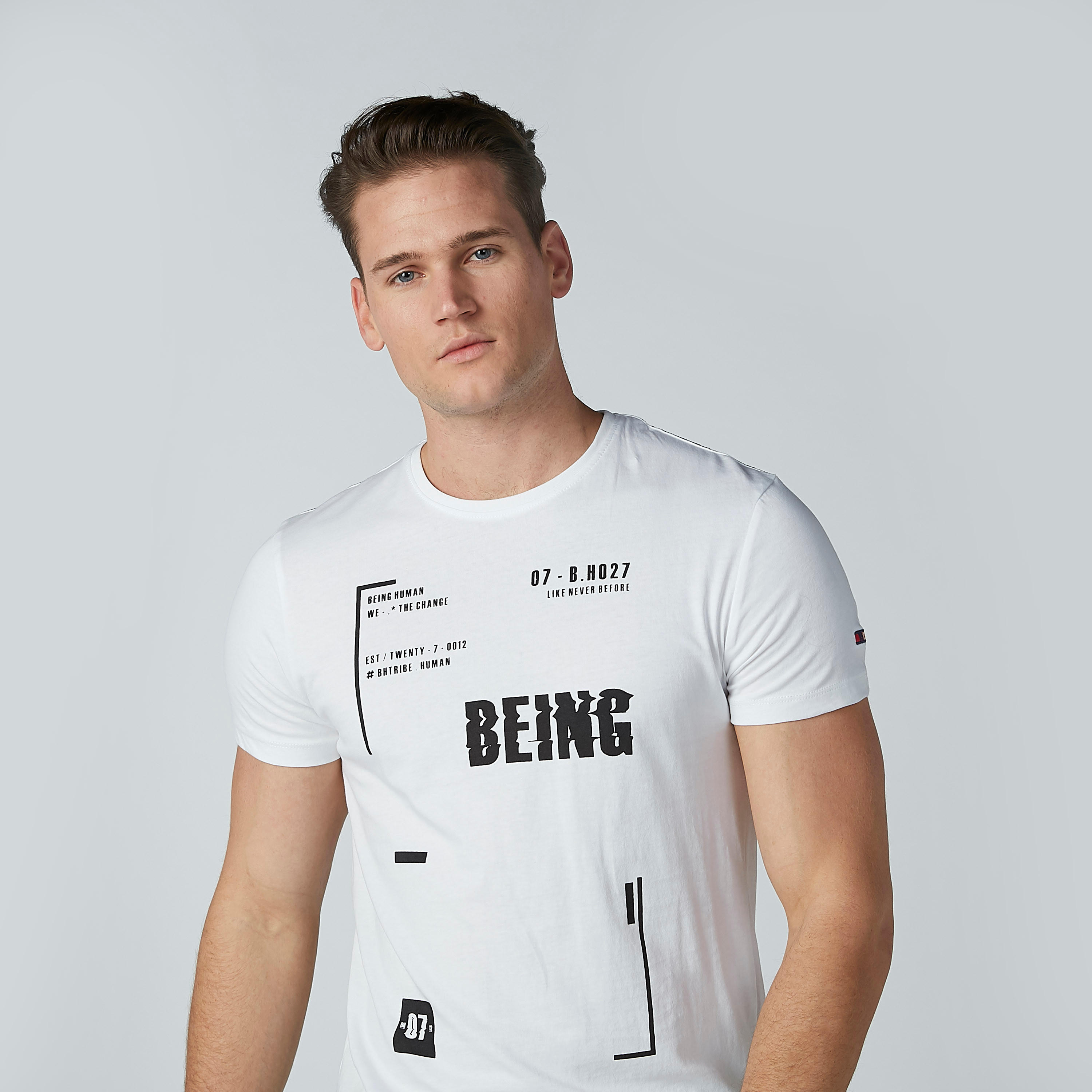 تيشيرت بياقة مستديرة وأكمام قصيرة وطبعات بيينج هيومان-men-clothing-tshirtsandpolos-tshirts-image-1