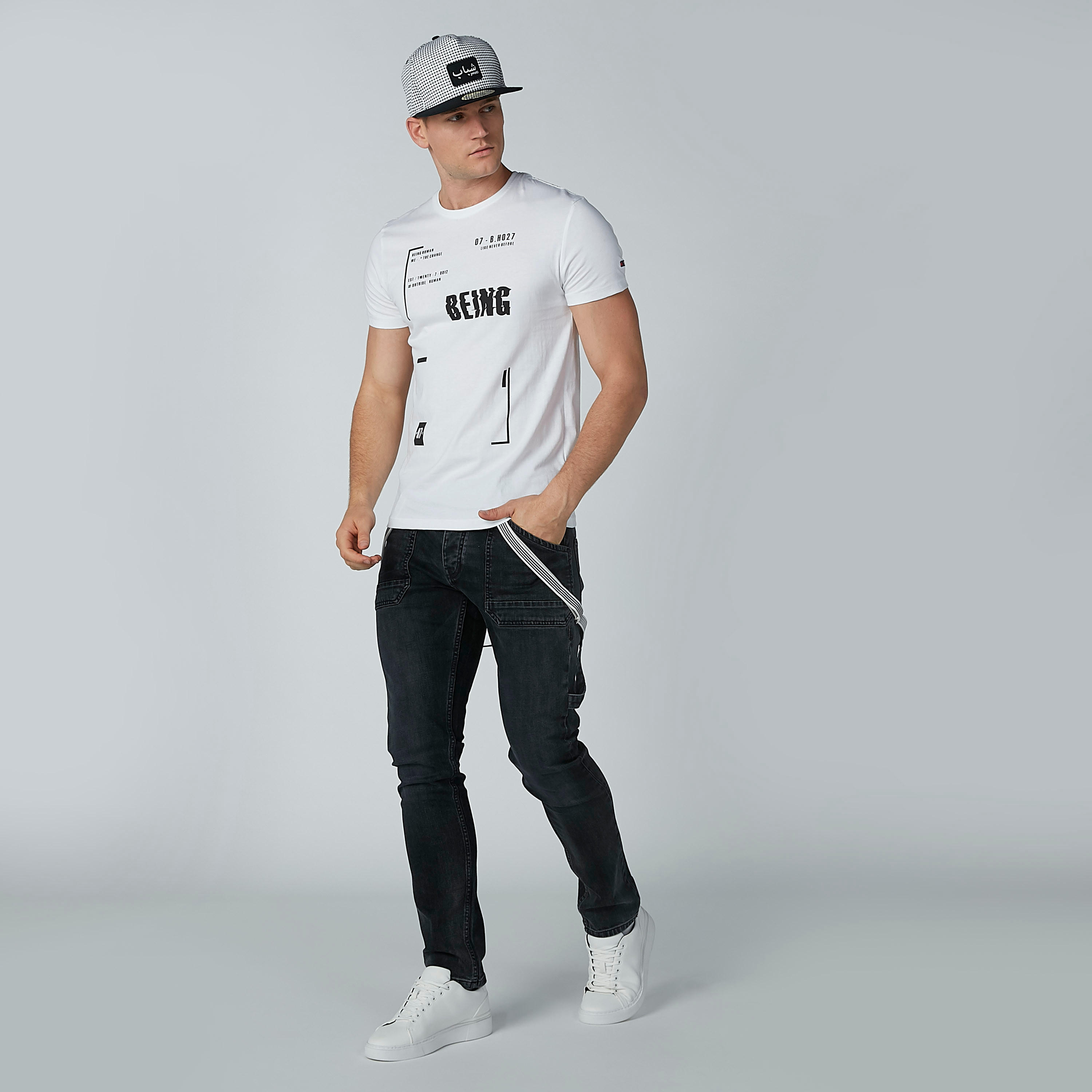 تيشيرت بياقة مستديرة وأكمام قصيرة وطبعات بيينج هيومان-men-clothing-tshirtsandpolos-tshirts-image-2