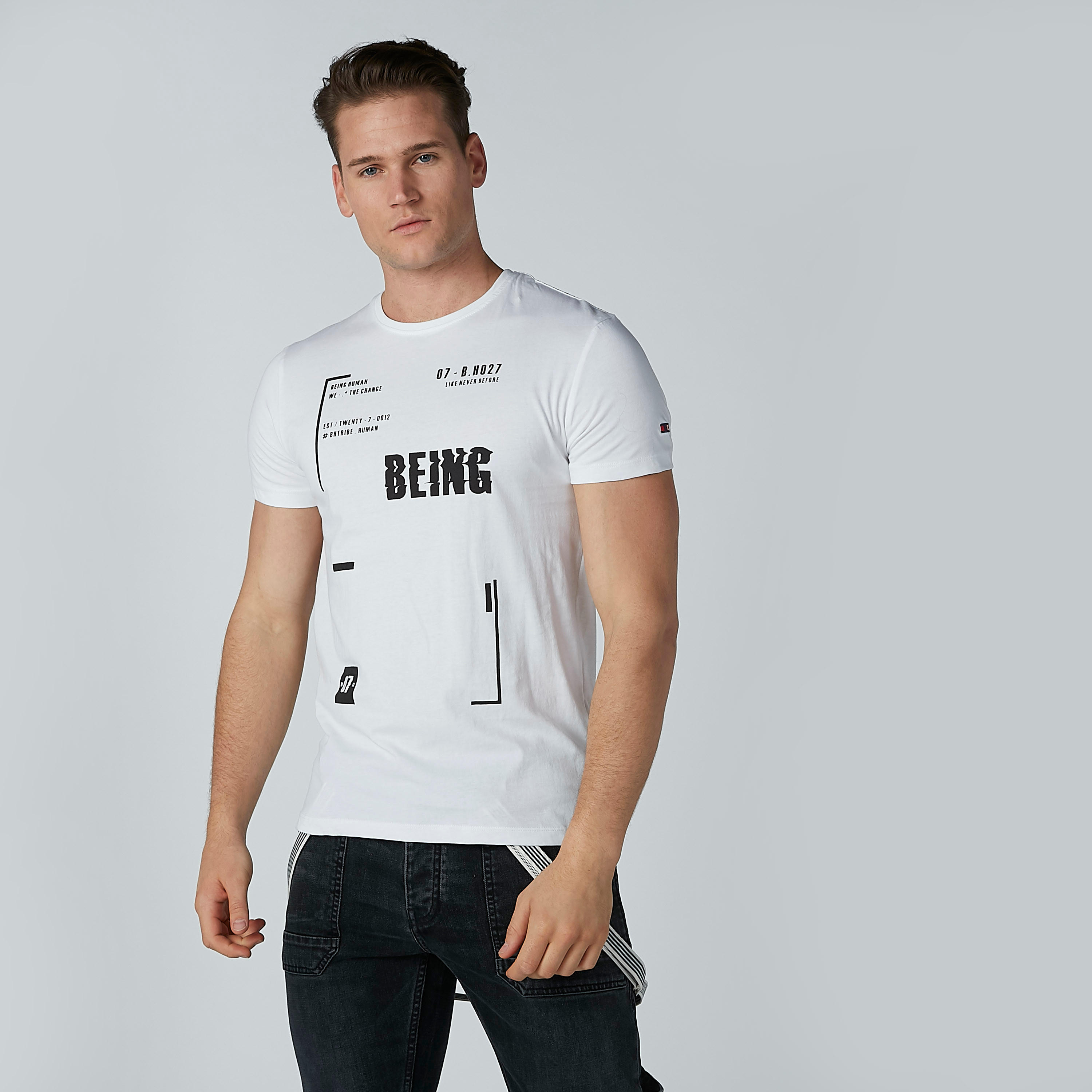 تيشيرت بياقة مستديرة وأكمام قصيرة وطبعات بيينج هيومان-men-clothing-tshirtsandpolos-tshirts-image-3