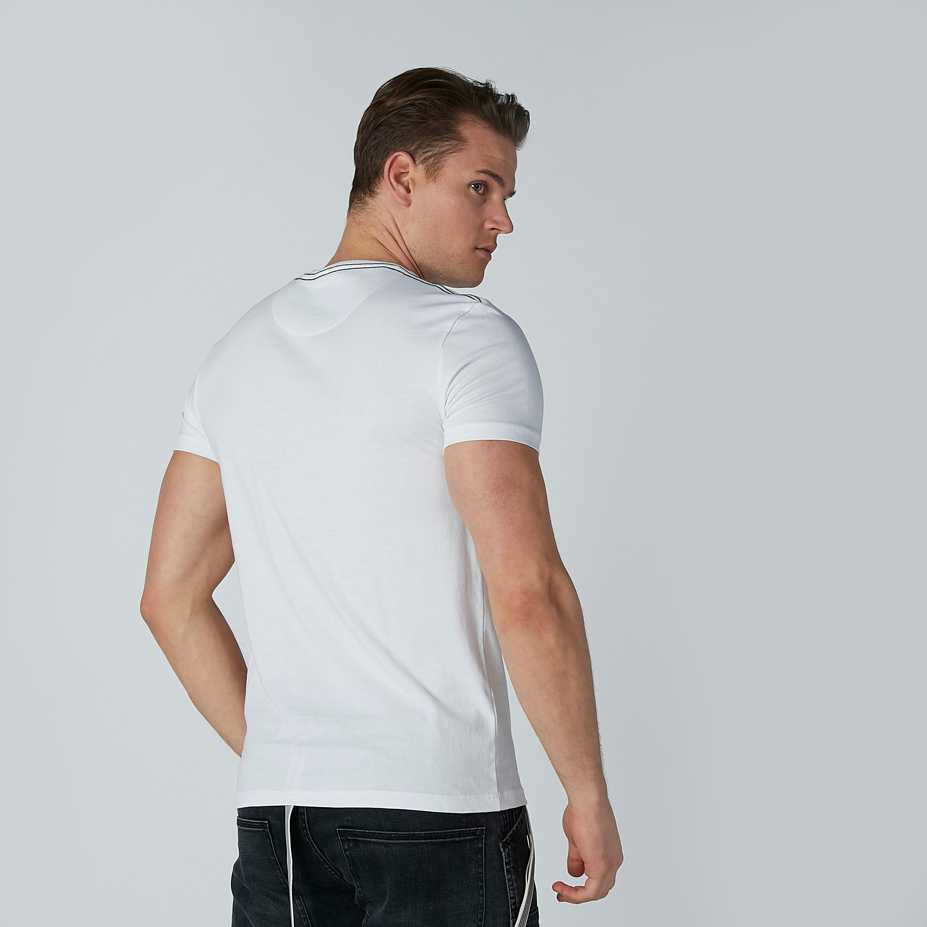 تيشيرت بياقة مستديرة وأكمام قصيرة وطبعات بيينج هيومان-men-clothing-tshirtsandpolos-tshirts-image-4