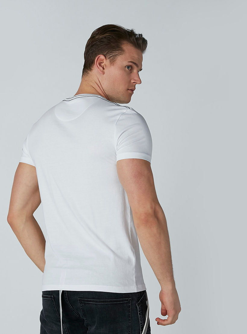تيشيرت بياقة مستديرة وأكمام قصيرة وطبعات بيينج هيومان-men-clothing-tshirtsandpolos-tshirts-image-4