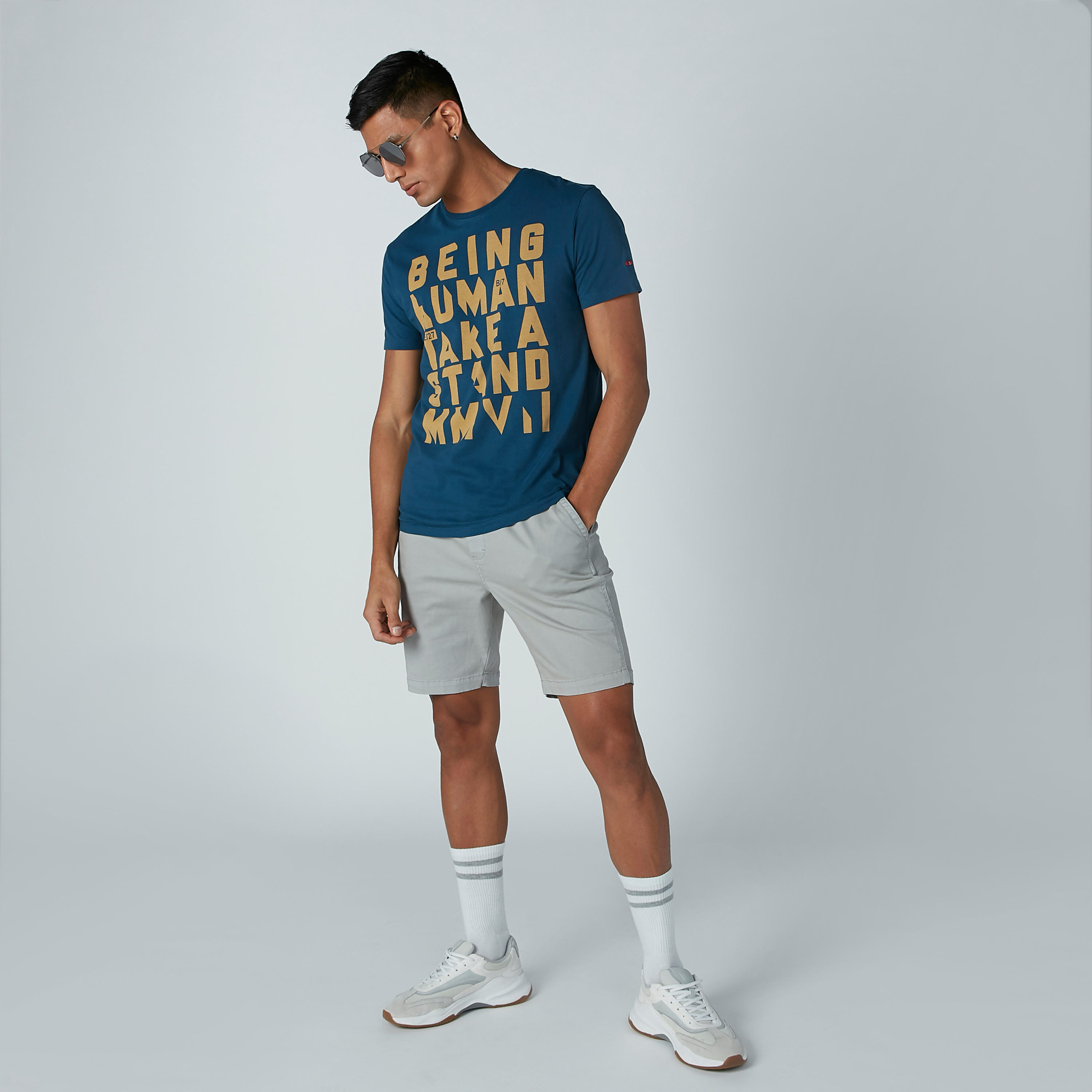 تيشيرت بياقة مستديرة وطبعات بيينج هيومان-men-clothing-tshirtsandpolos-tshirts-image-1
