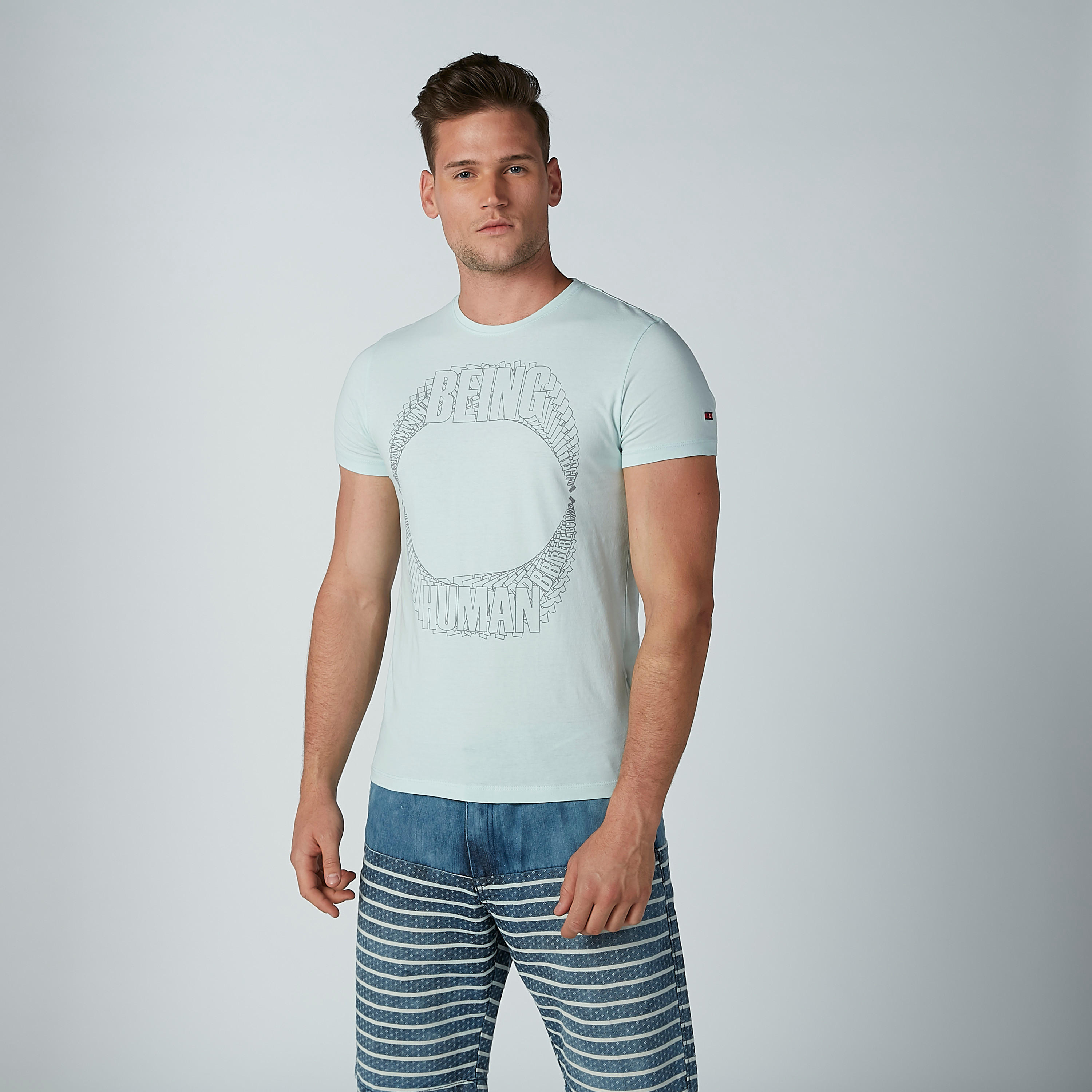 تيشيرت بياقة مستديرة وأكمام قصيرة وطبعات بيينج هيومان-men-clothing-tshirtsandpolos-tshirts-image-2