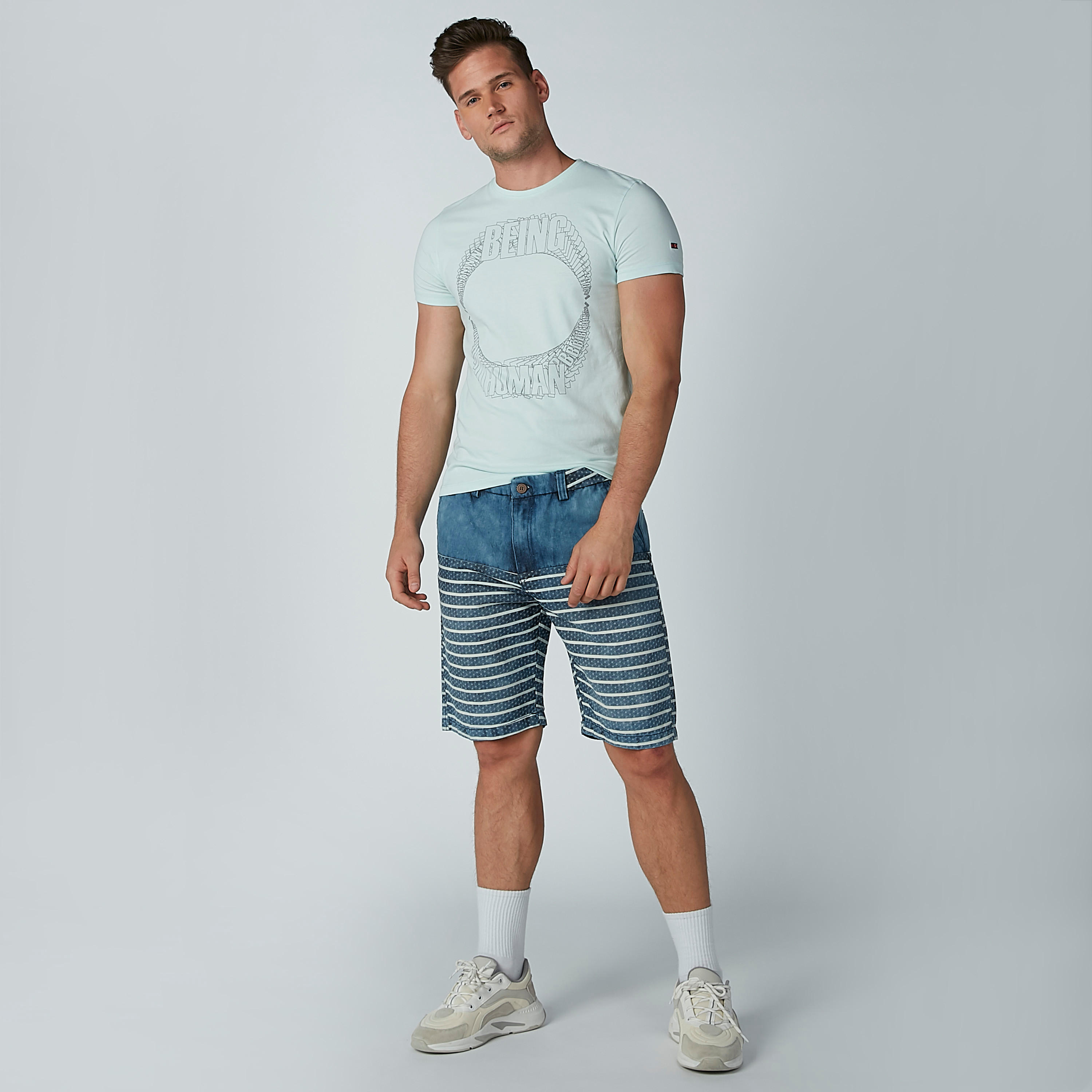 تيشيرت بياقة مستديرة وأكمام قصيرة وطبعات بيينج هيومان-men-clothing-tshirtsandpolos-tshirts-image-3