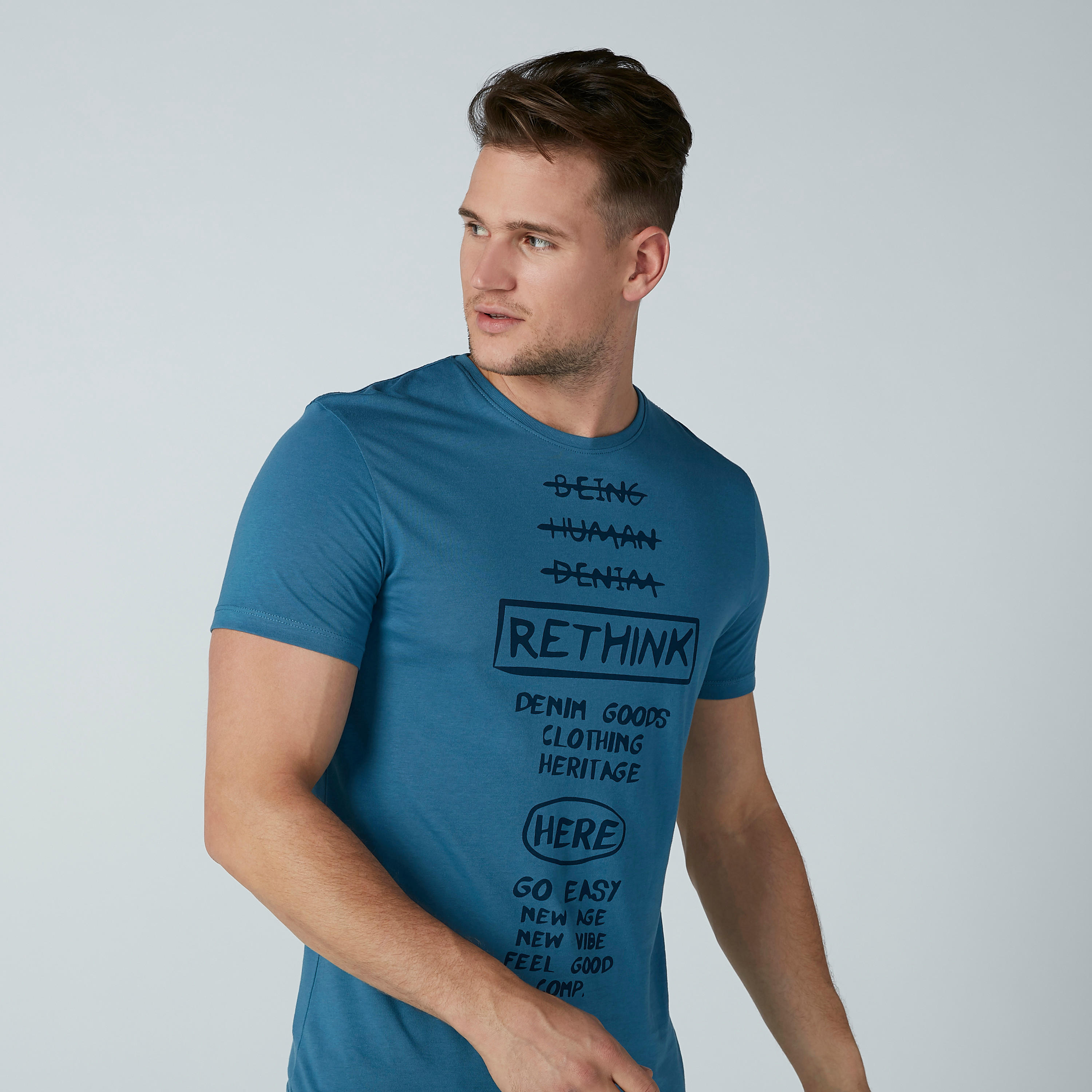 تيشيرت بأكمام قصيرة وطبعات نصيّة من بيينج هيومان-men-clothing-tshirtsandpolos-tshirts-image-2