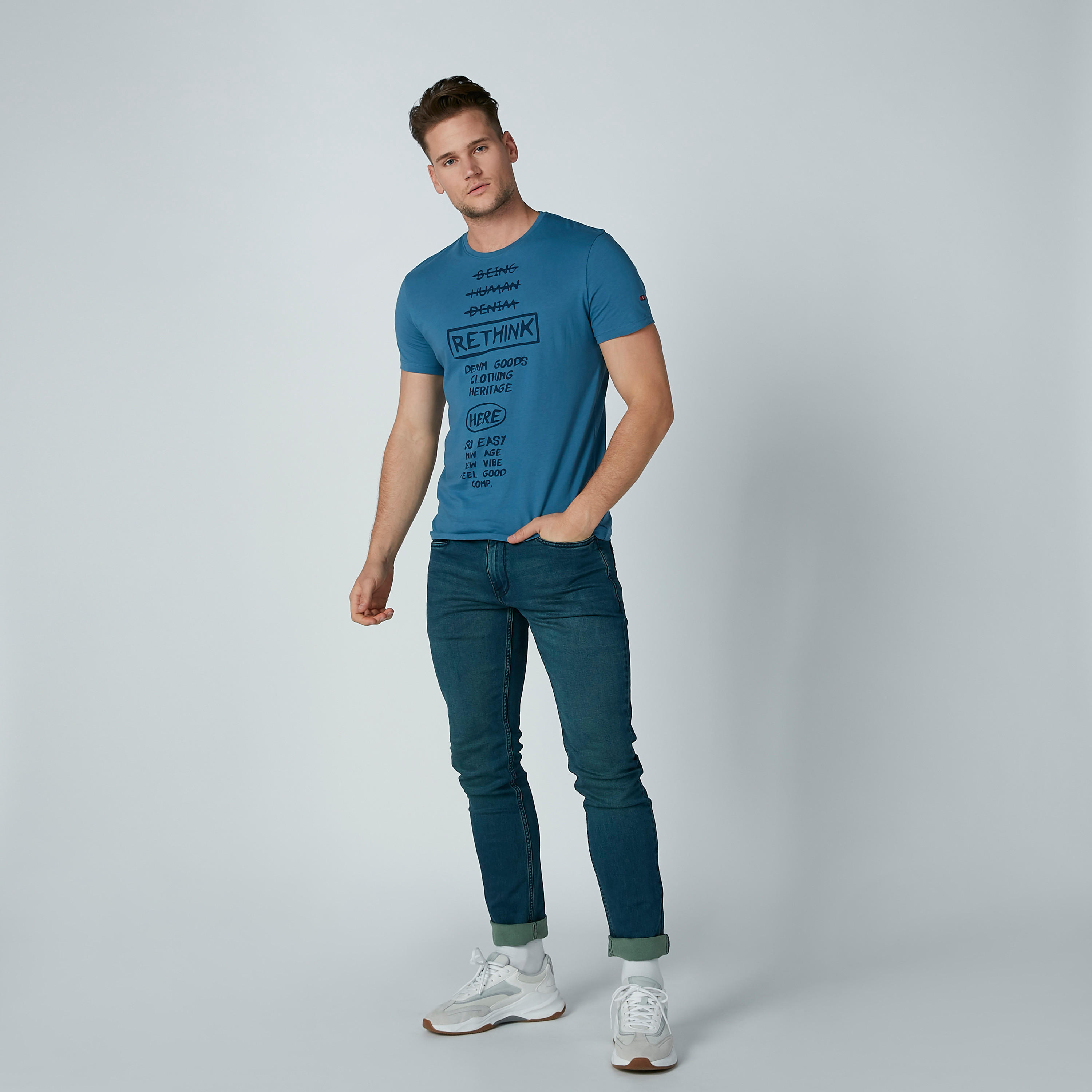 تيشيرت بأكمام قصيرة وطبعات نصيّة من بيينج هيومان-men-clothing-tshirtsandpolos-tshirts-image-3