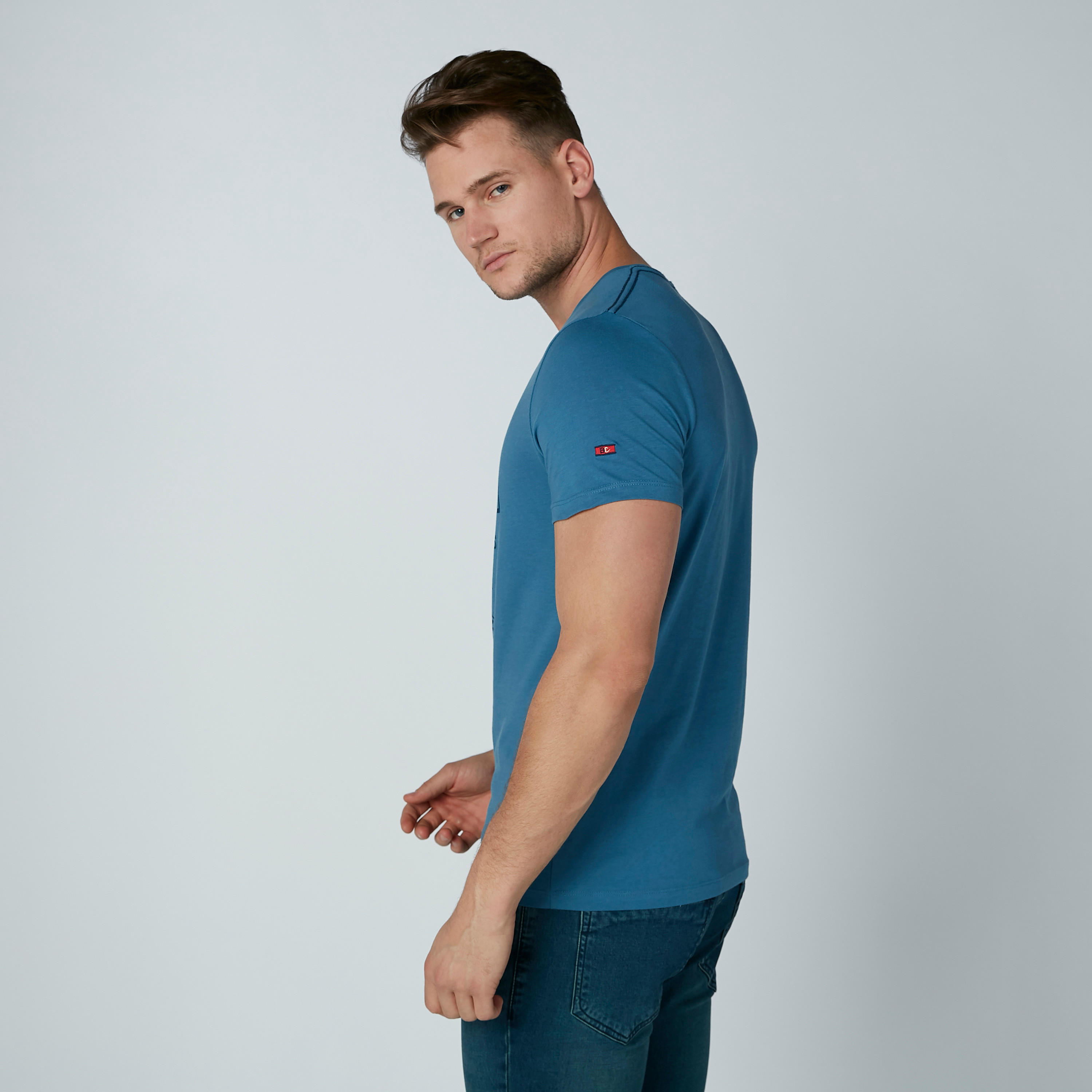 تيشيرت بأكمام قصيرة وطبعات نصيّة من بيينج هيومان-men-clothing-tshirtsandpolos-tshirts-image-4