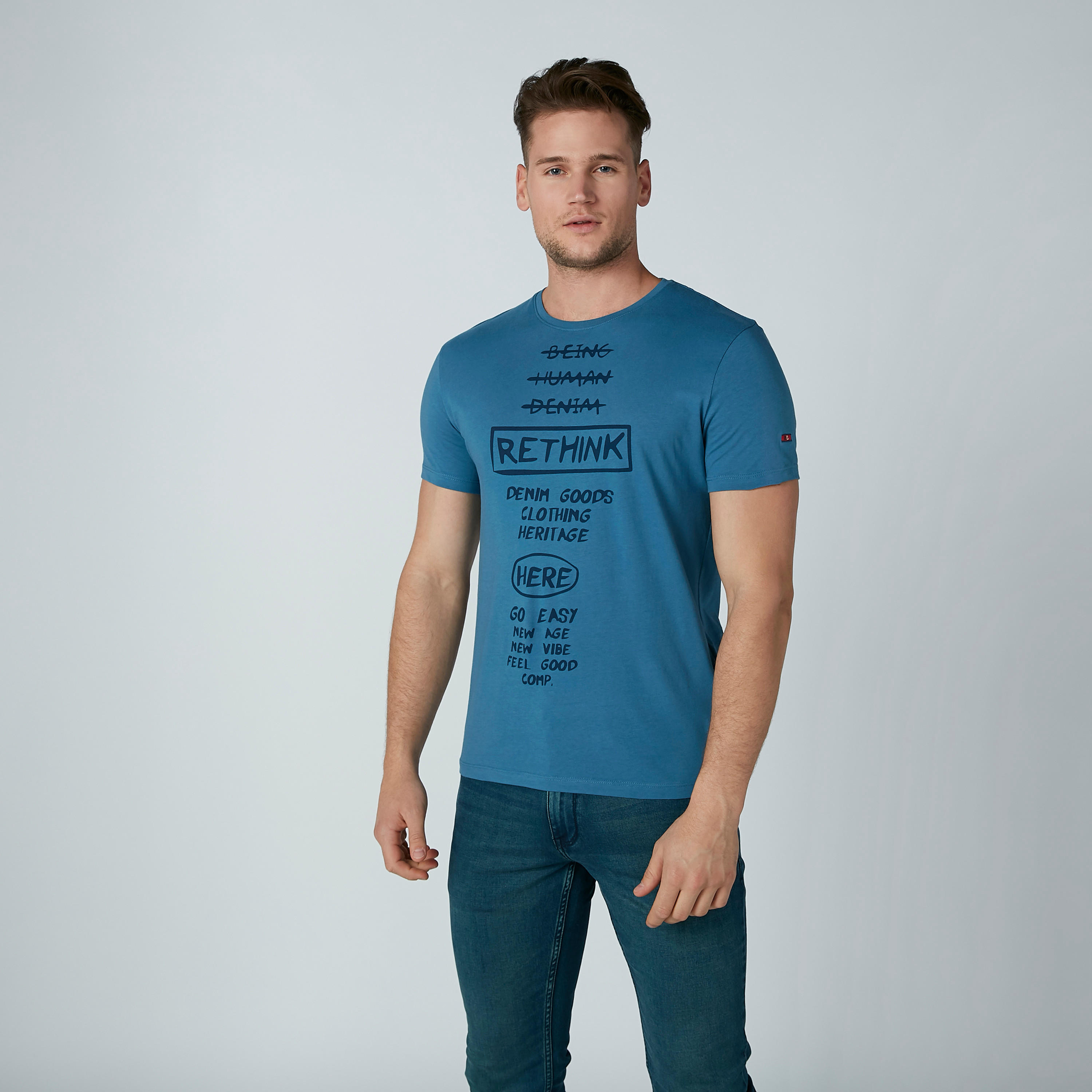 تيشيرت بأكمام قصيرة وطبعات نصيّة من بيينج هيومان-men-clothing-tshirtsandpolos-tshirts-image-1