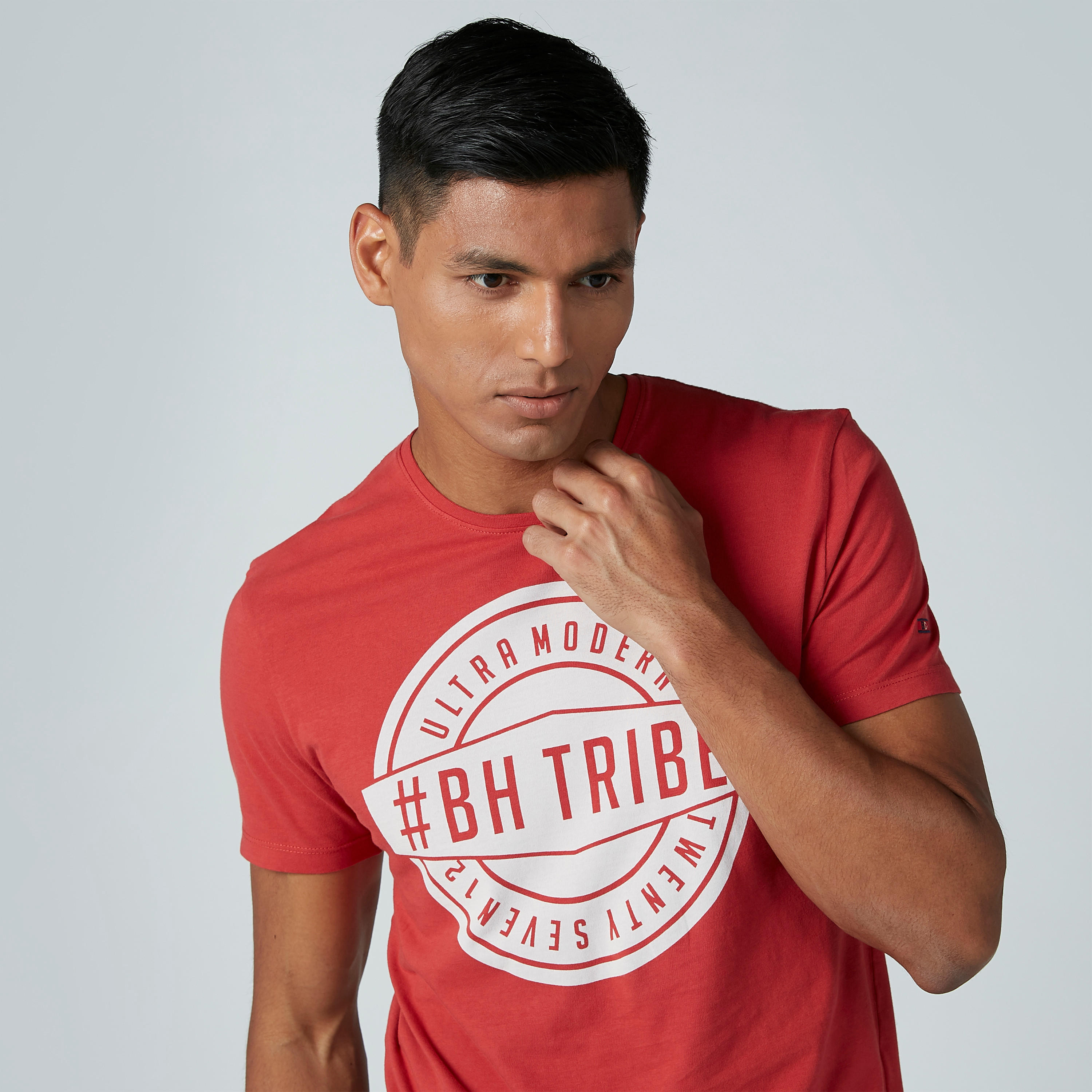 تيشيرت بياقة مستديرة وأكمام قصيرة وطبعات بيينج هيومان-men-clothing-tshirtsandpolos-tshirts-image-3