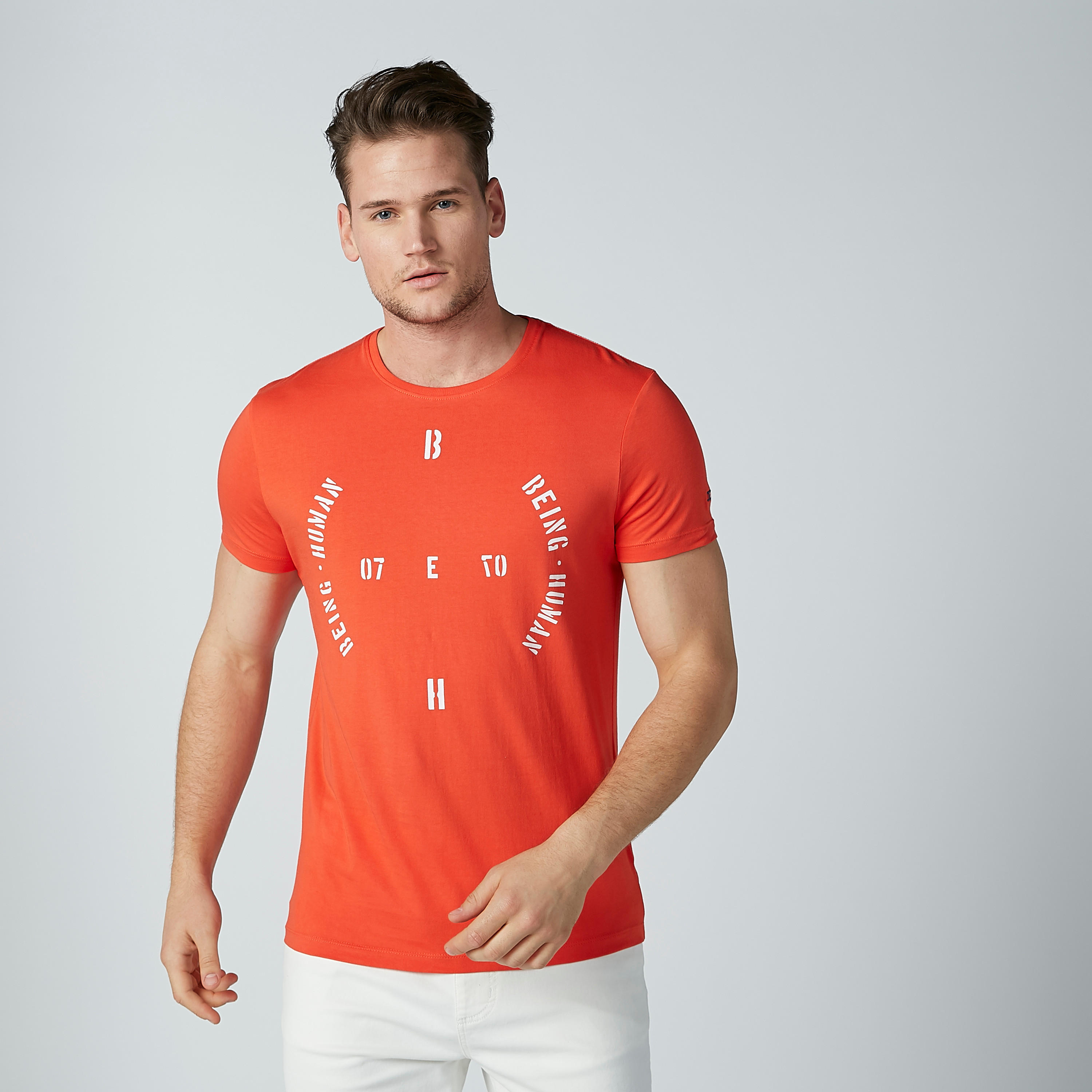 تيشيرت بياقة مستديرة وأكمام قصيرة وطبعات بيينج هيومان-men-clothing-tshirtsandpolos-tshirts-image-1