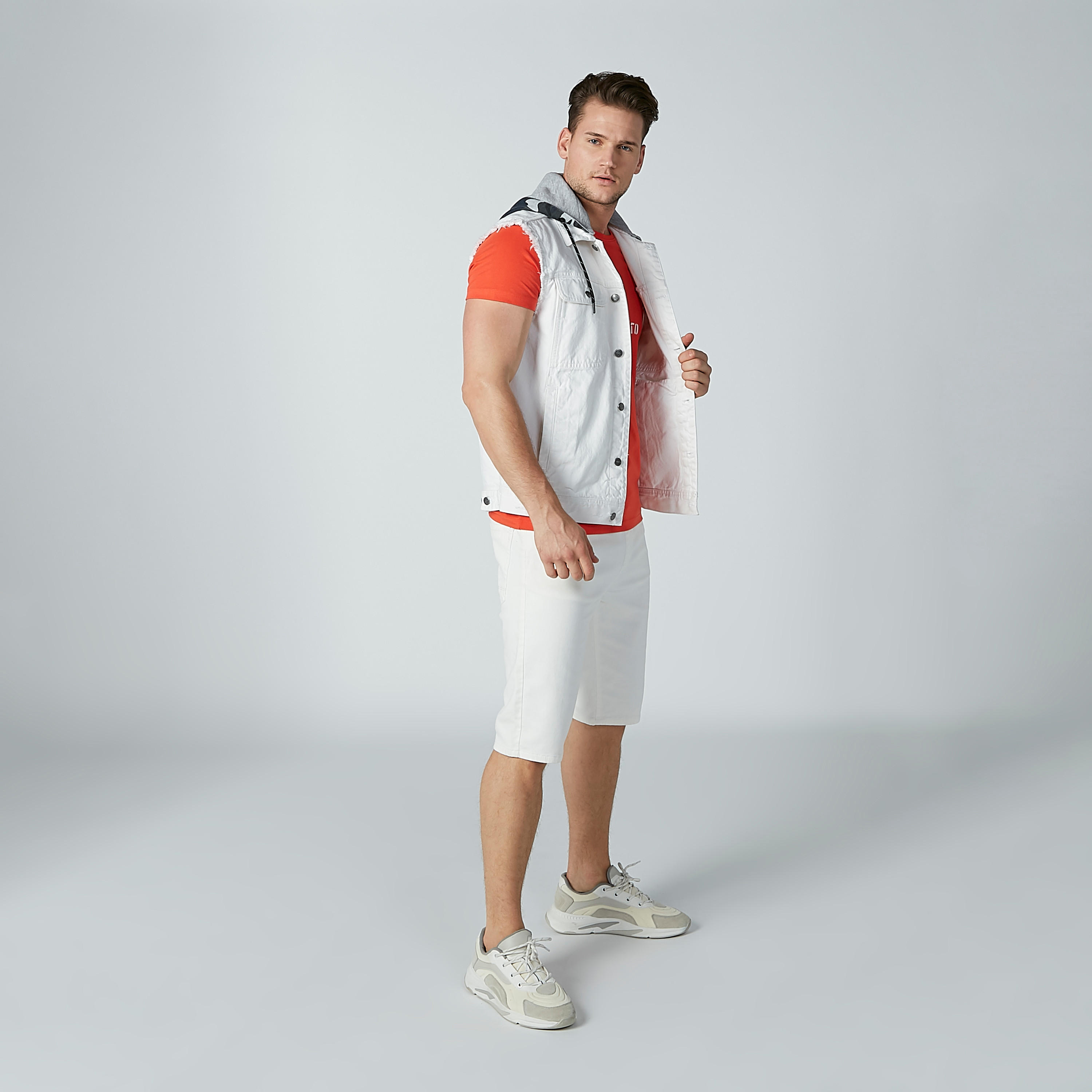 تيشيرت بياقة مستديرة وأكمام قصيرة وطبعات بيينج هيومان-men-clothing-tshirtsandpolos-tshirts-image-2
