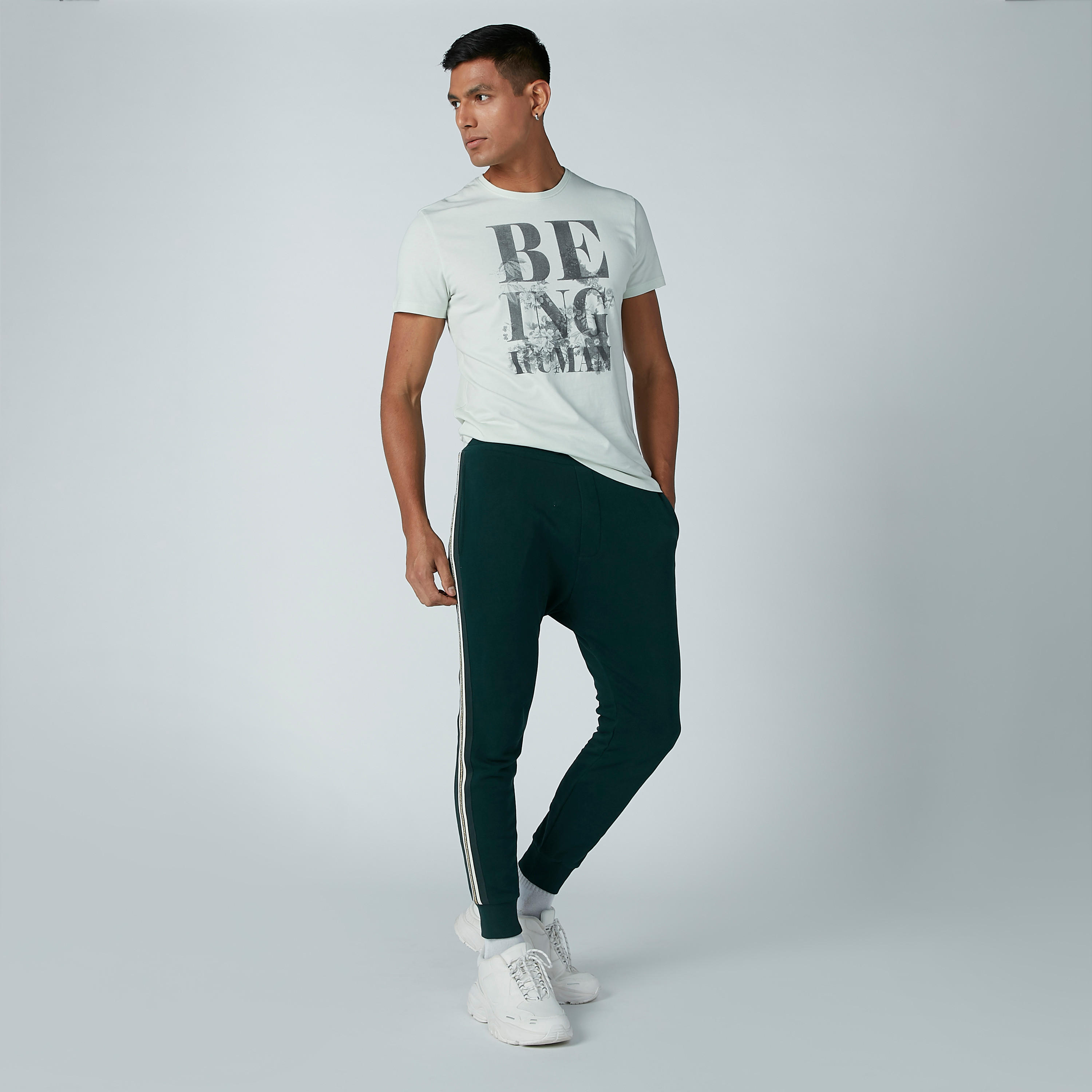 تيشيرت بياقة مستديرة وأكمام قصيرة وطبعات بيينج هيومان-men-clothing-tshirtsandpolos-tshirts-image-1