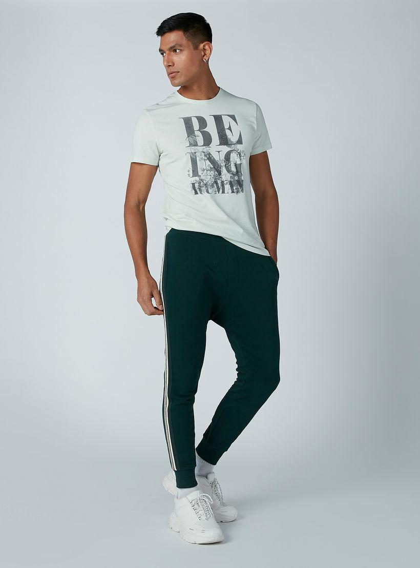 تيشيرت بياقة مستديرة وأكمام قصيرة وطبعات بيينج هيومان-men-clothing-tshirtsandpolos-tshirts-image-1