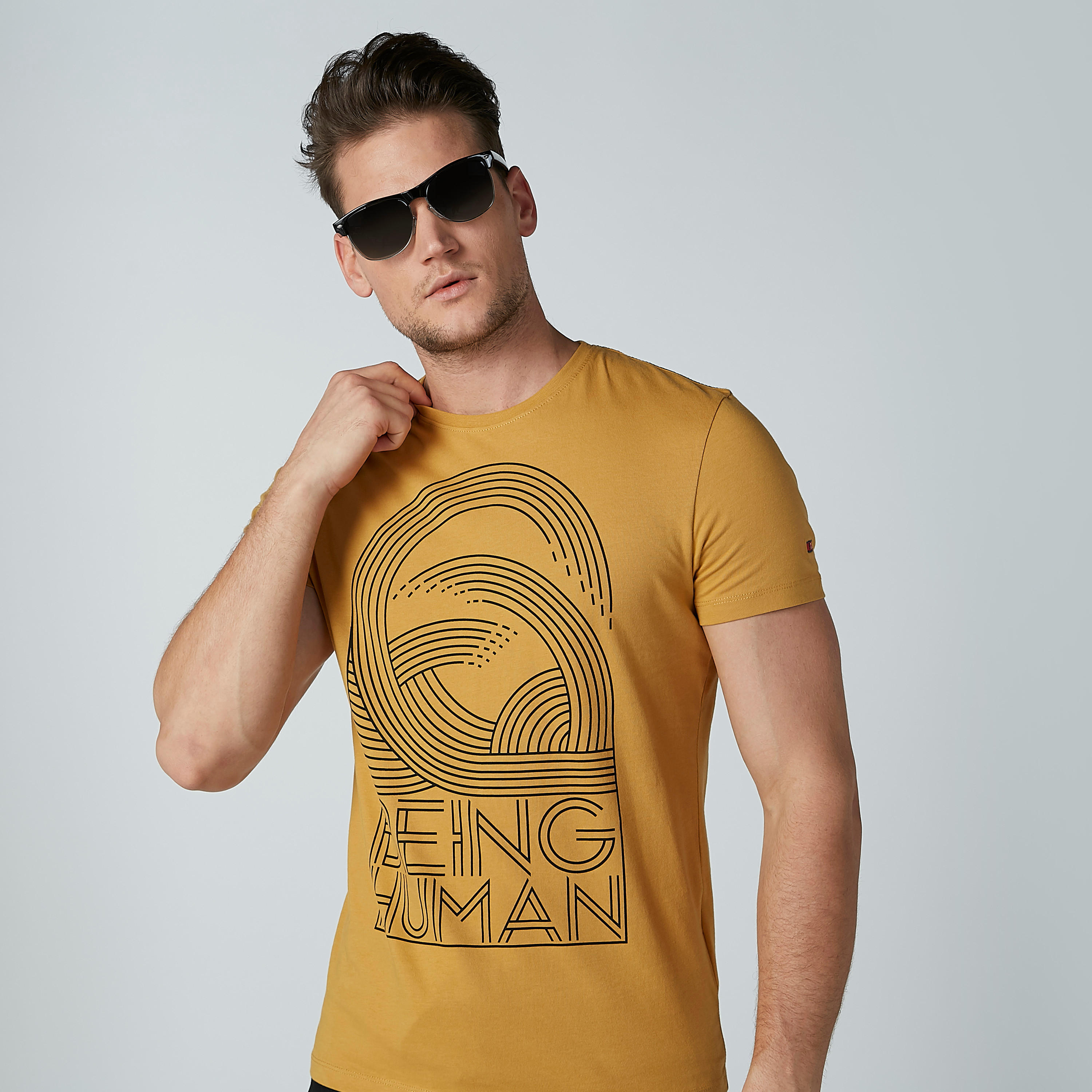 تيشيرت بأكمام قصيرة وياقة مستديرة وطبعات بيينج هيومان-men-clothing-tshirtsandpolos-tshirts-image-1