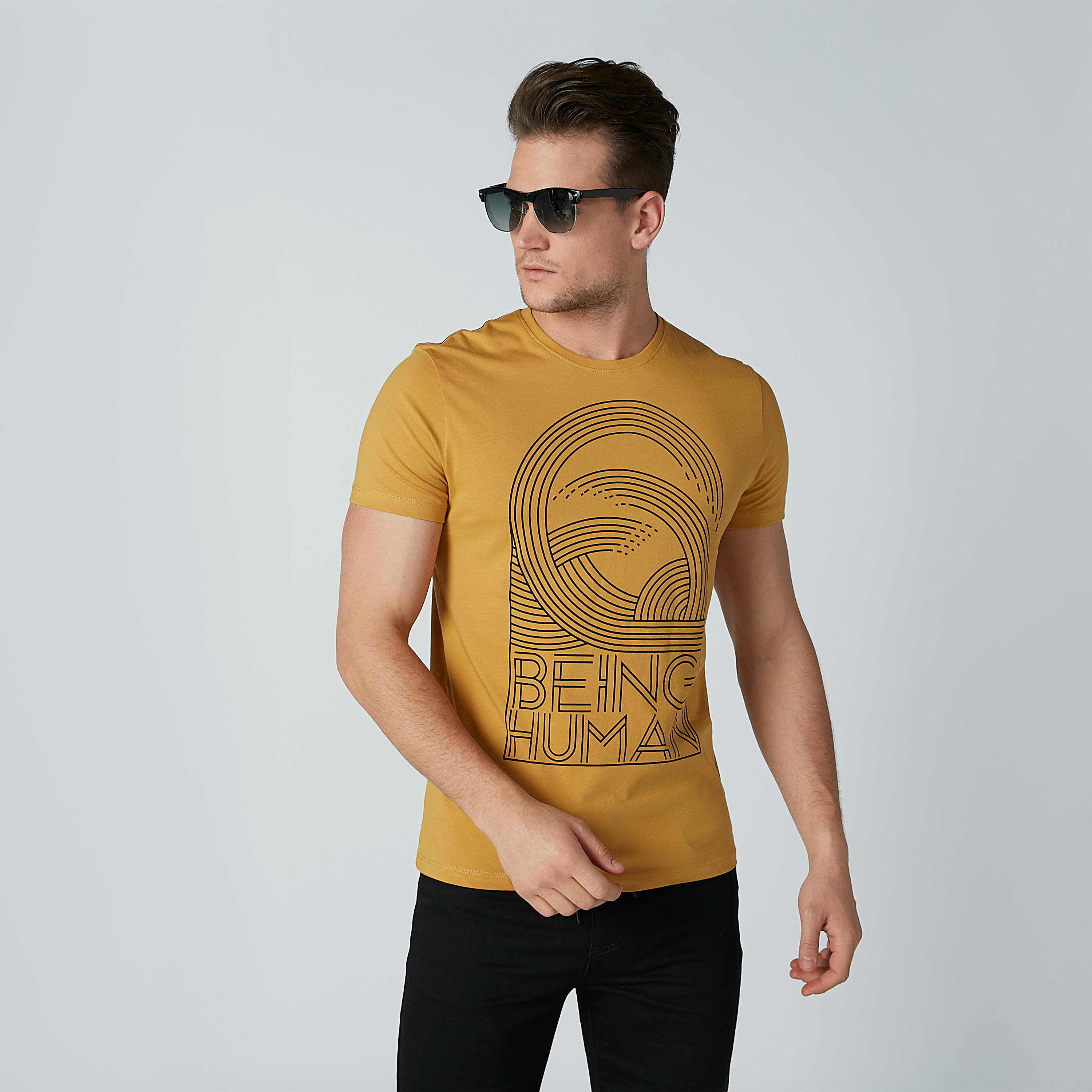 تيشيرت بأكمام قصيرة وياقة مستديرة وطبعات بيينج هيومان-men-clothing-tshirtsandpolos-tshirts-image-3